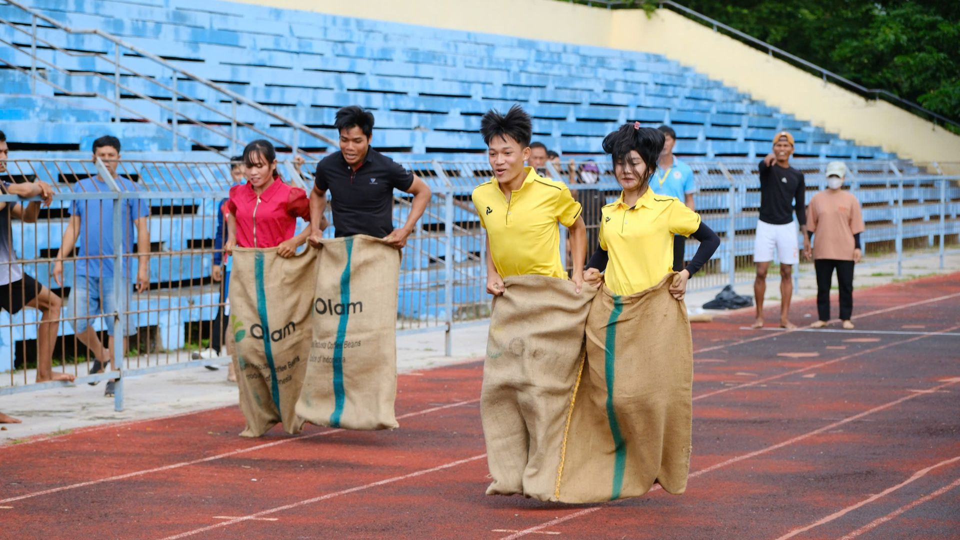 Người dân tộc tham gia hội thao.