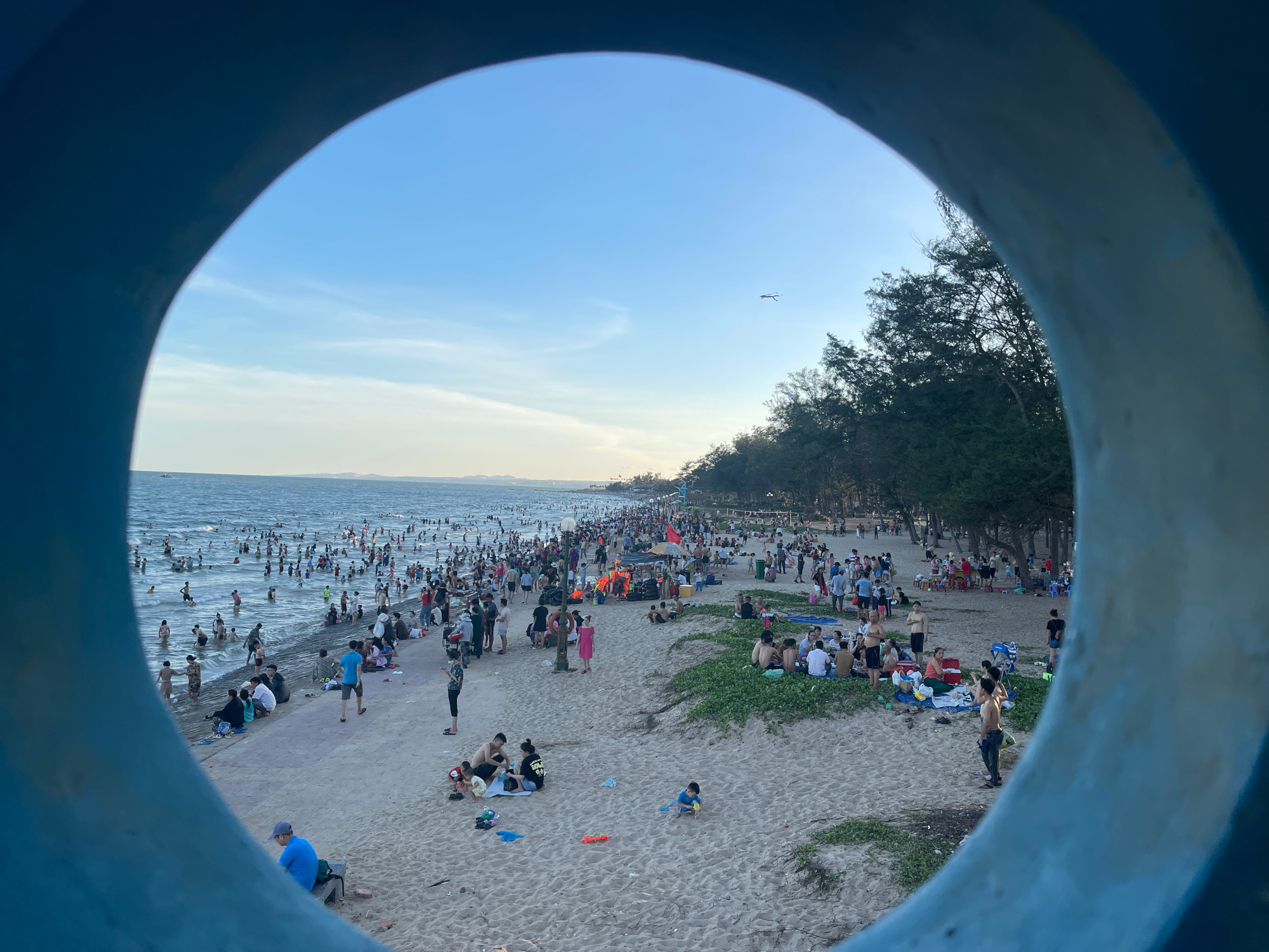 Nhiều người dân ngồi thưởng thức đặc sản địa phương, tắm biển tại bãi tắm Đồi Dương