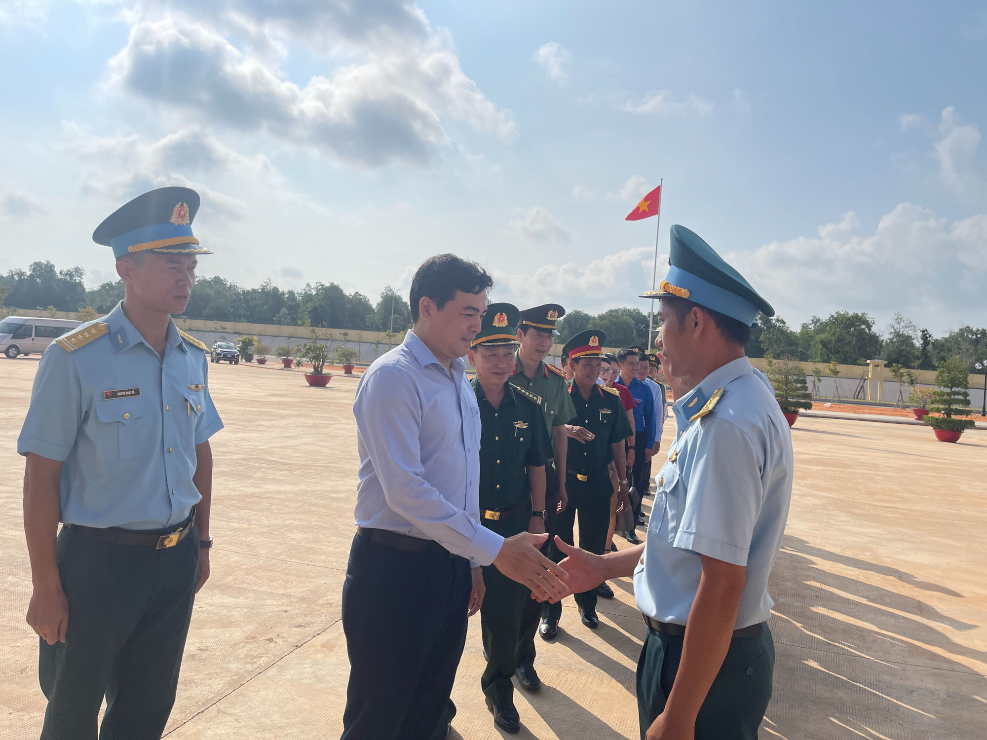 Bí thư Tỉnh ủy Nguyễn Hoài Anh, Trưởng đoàn công tác thăm hỏi các chiến sĩ.