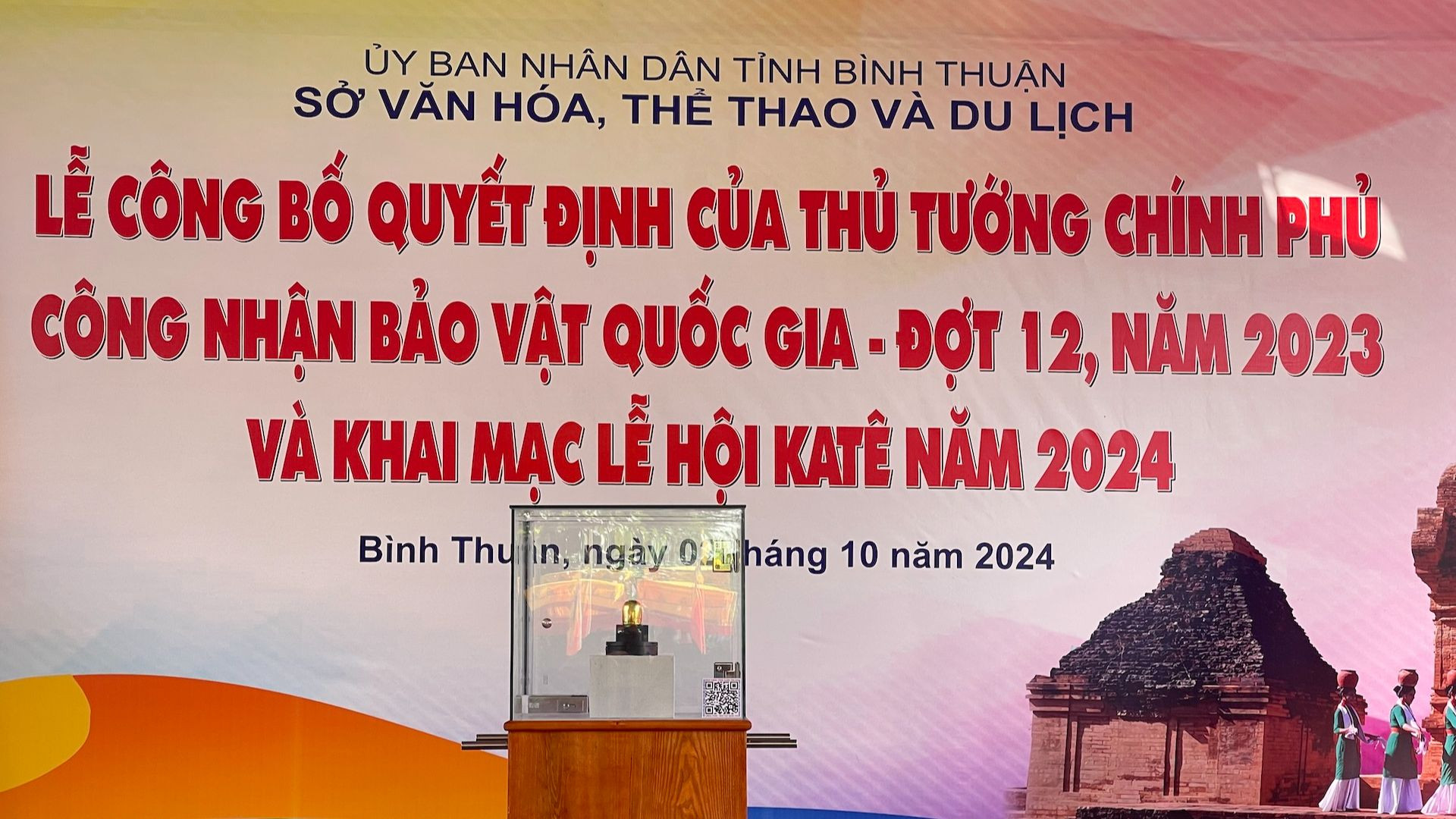 Lễ công bố quyết định của Thủ tướng Chính phủ về việc công nhận bảo vật quốc gia Linga vàng của người Chăm. Lễ công bố quyết định của Thủ tướng Chính phủ về việc công nhận bảo vật quốc gia Linga vàng của người Chăm.