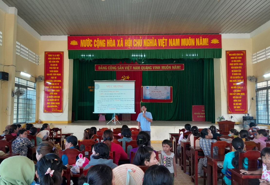 Bảo hiểm xã hội huyện Bắc Bình phối hợp Ủy ban nhân dân xã Phan Lâm, Phan Sơn tổ chức tuyên truyền cho người dân tộc thiểu số sau khi có quy định giảm giá.