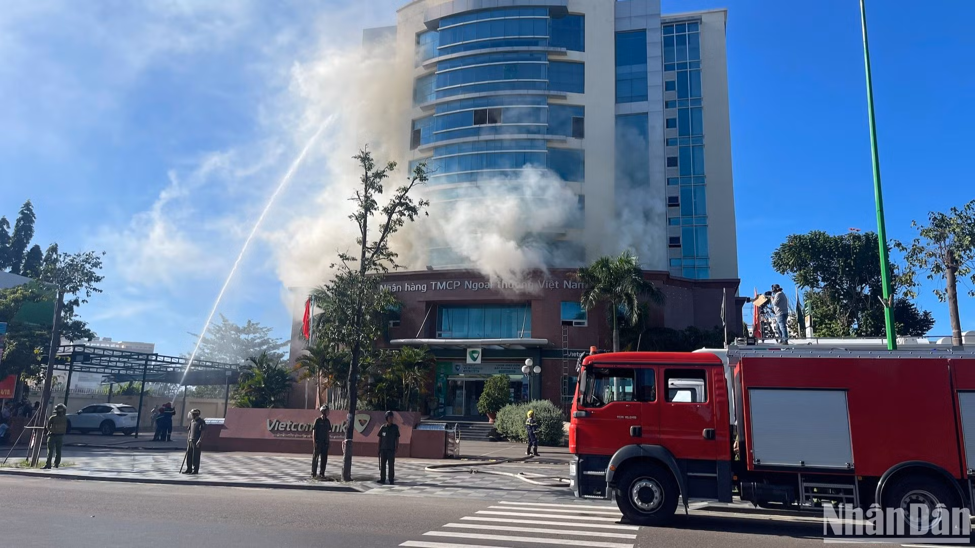 Lực lượng Cảnh sát phòng cháy, chữa cháy và Cứu hộ, cứu nạn đến hiện trường xử lý đám cháy.