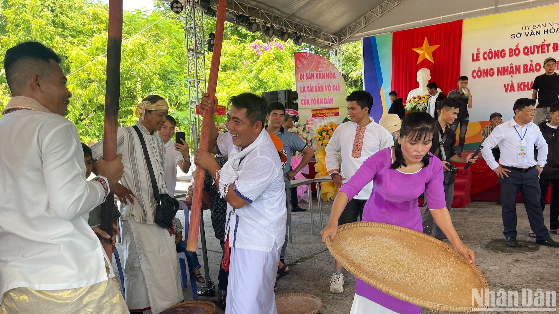 Người Chăm thi giã gạo trong dịp Tết Katê.