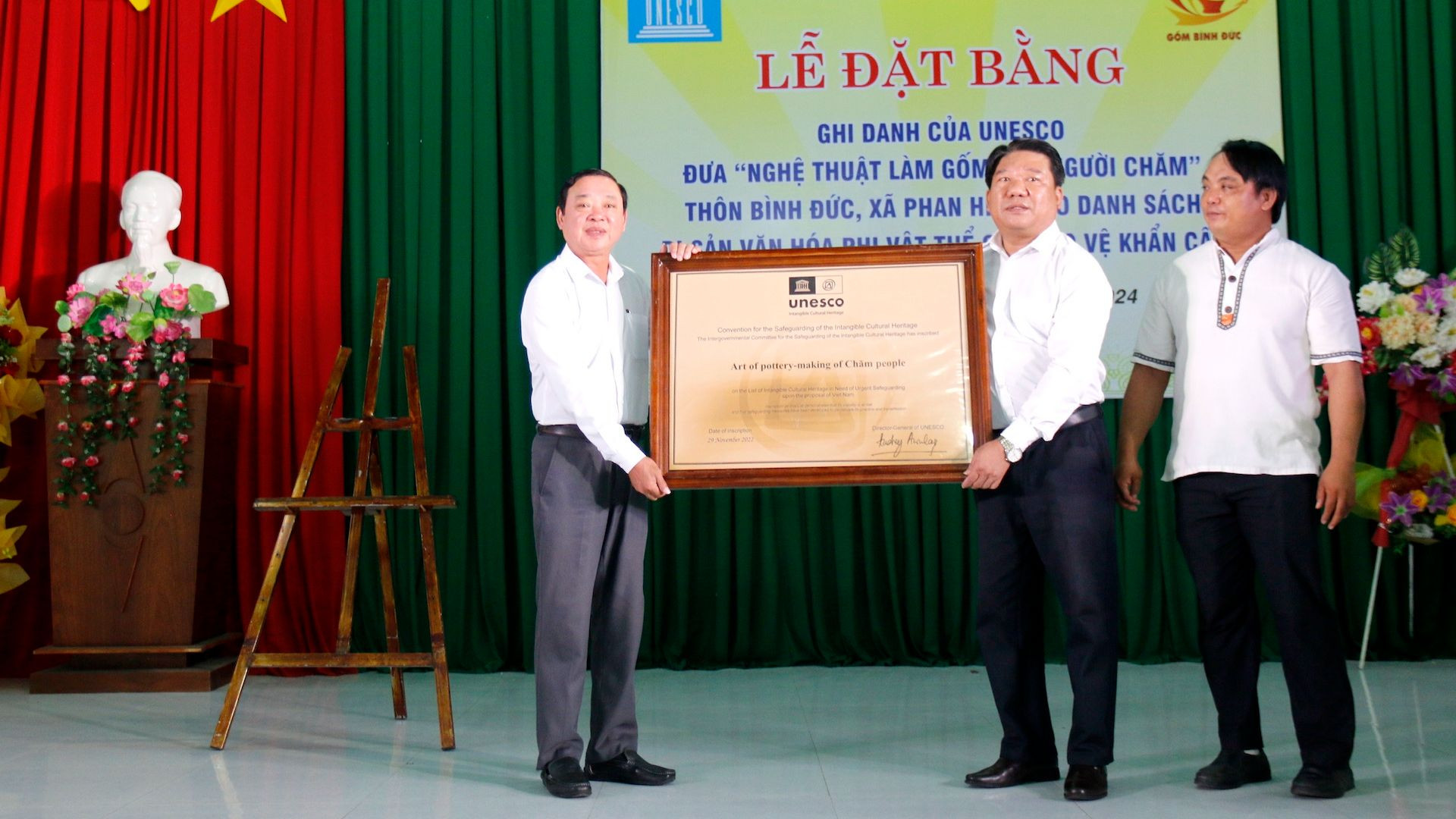 Lễ đặt bằng ghi danh của UNESCO đưa "Nghệ thuật làm gốm người Chăm" vào Danh sách Di sản văn hóa phi vật thể cần bảo vệ khẩn cấp.