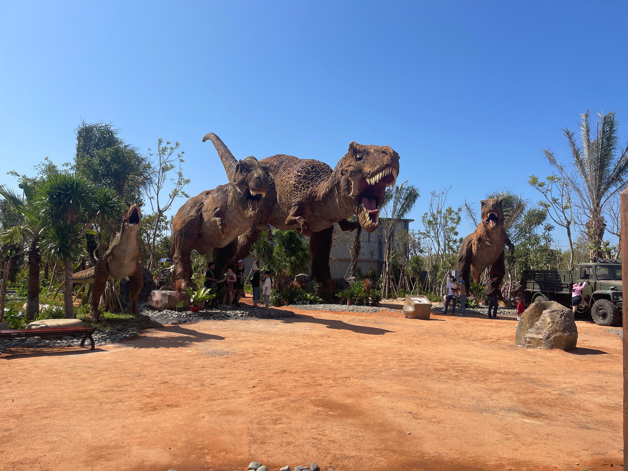Lãnh địa khủng long Dino Park rộng đến 2,5ha với gần 100 mô hình các loài khủng long.