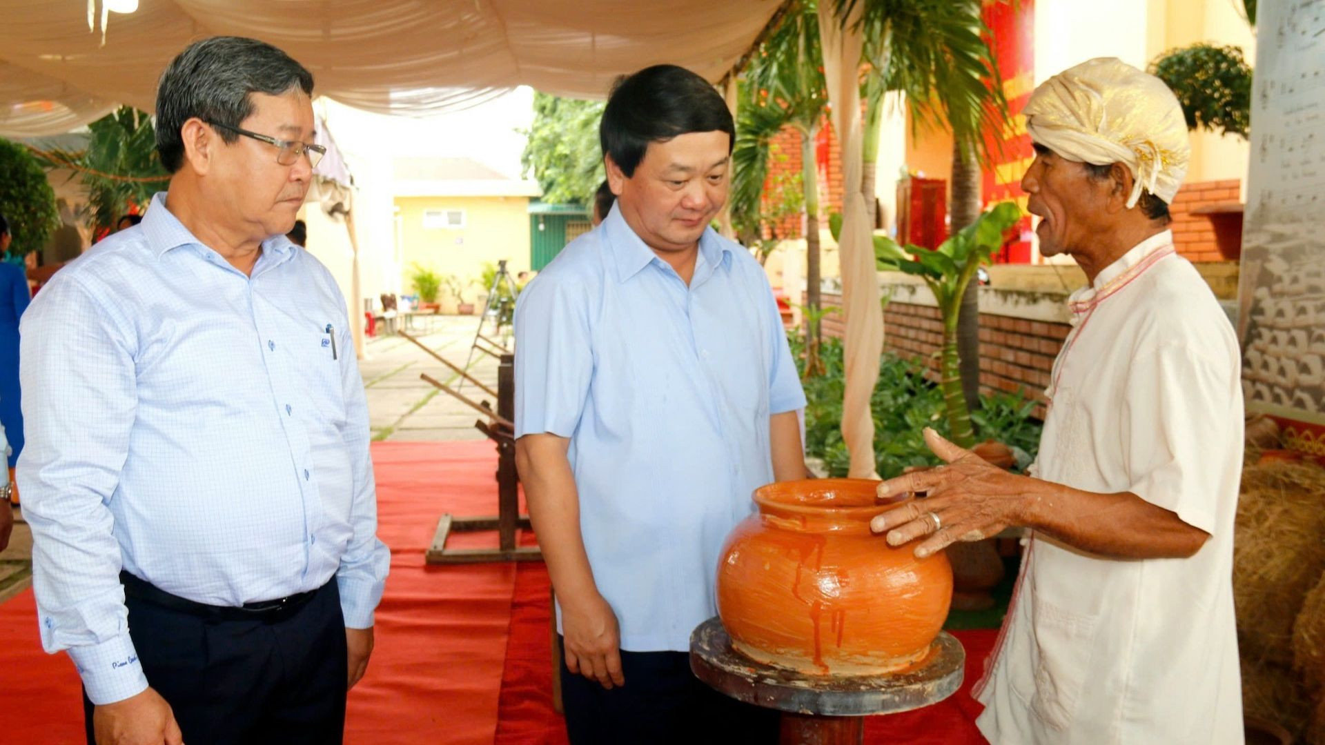 Nhiều nghệ nhân lớn tuổi không còn sức để làm nên nghệ thuật làm gốm truyền thống của người Chăm có nguy cơ mai một