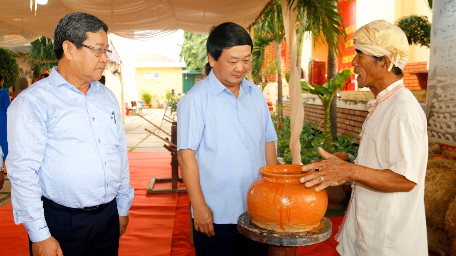 Nhiều nghệ nhân lớn tuổi không còn sức để làm nên nghệ thuật làm gốm truyền thống của người Chăm có nguy cơ mai một