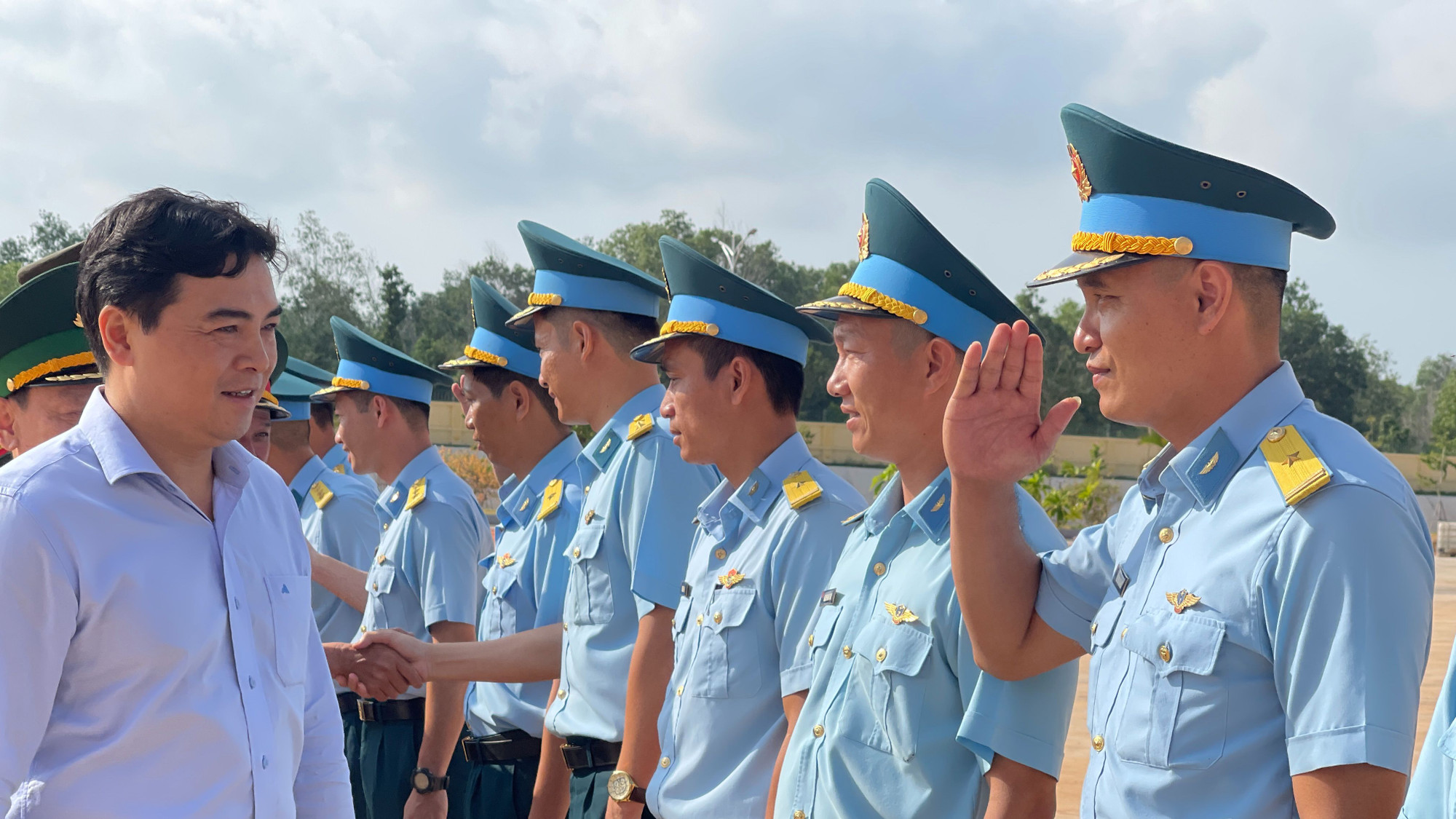 Bí thư Tỉnh ủy thăm hỏi các chiến sĩ Trung đoàn 920.