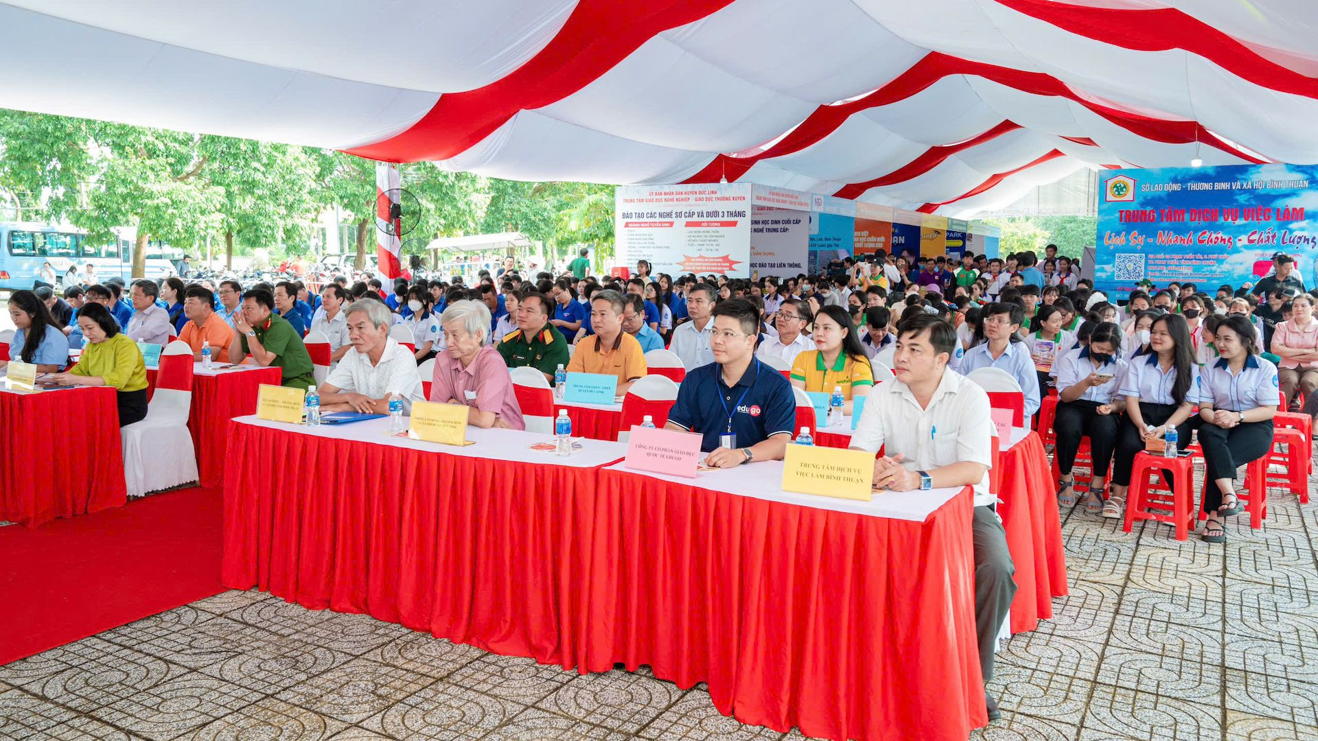 Phiên giao dịch việc làm có nhiều doanh nghiệp tham dự.