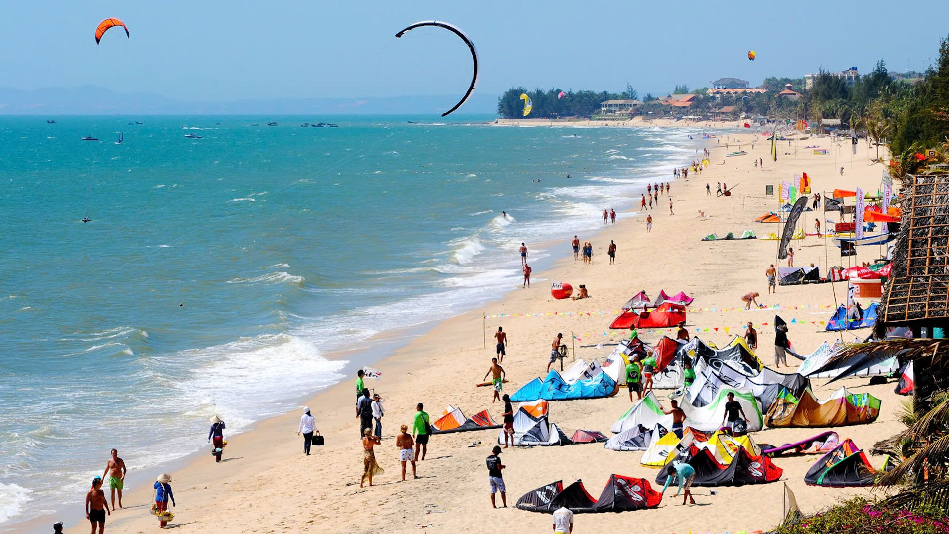 Mũi Né có đường bờ biển dài thu hút nhiều du khách nghỉ dưỡng.