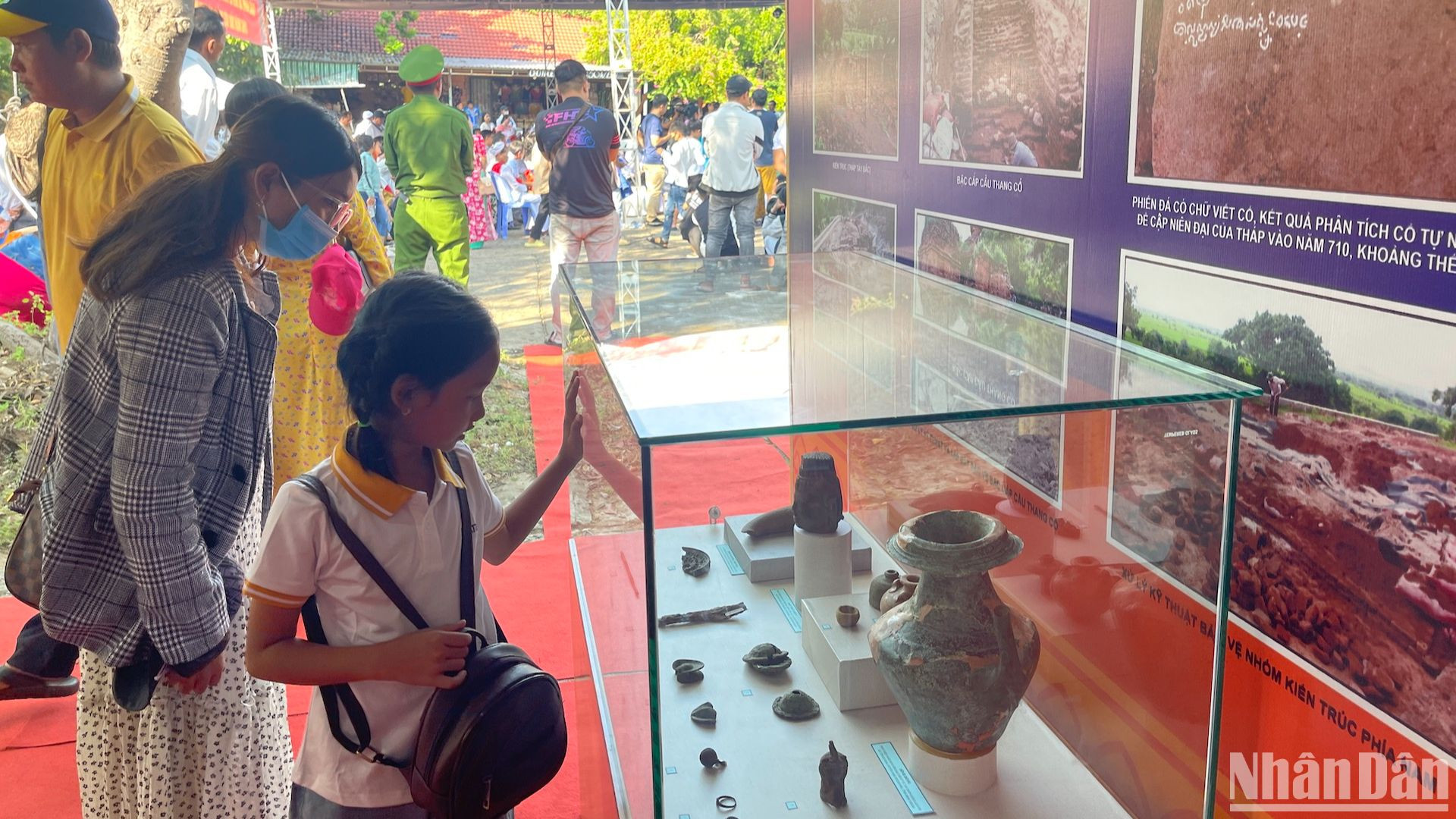 Người dân tìm hiểu đồ vật của người Chăm.