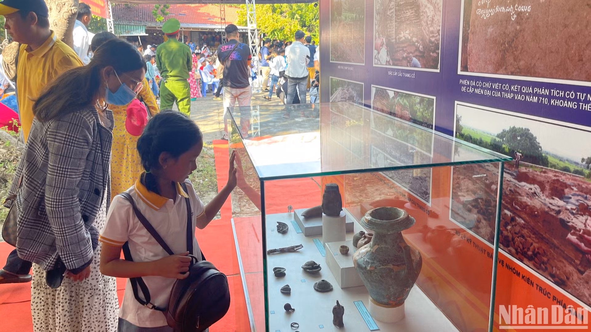 Người dân tìm hiểu đồ vật của người Chăm.