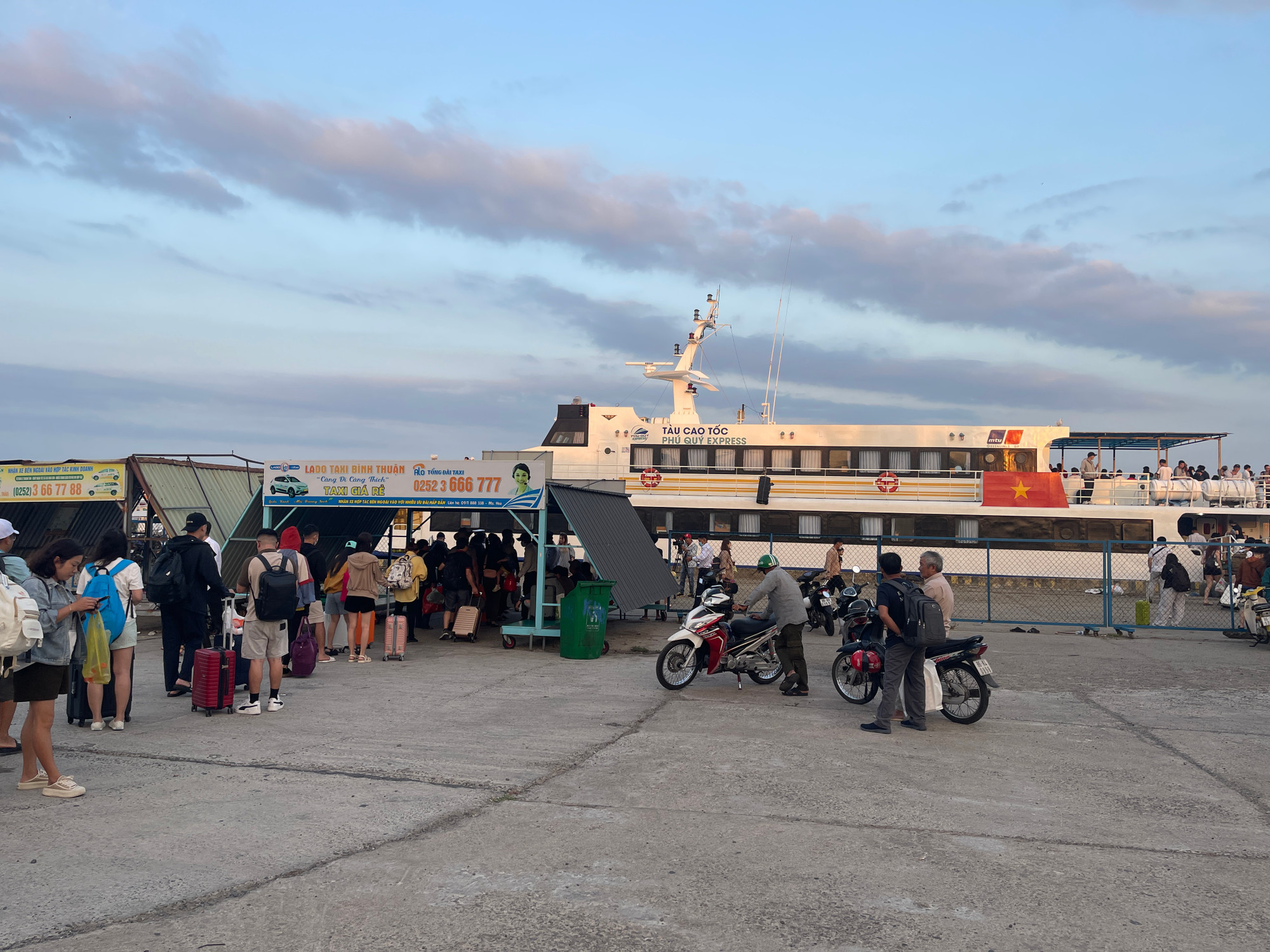 Dịp lễ, các tàu cao tốc chạy từ thành phố Phan Thiết đi đảo Phú Quý với 14-15 lượt/ngày.