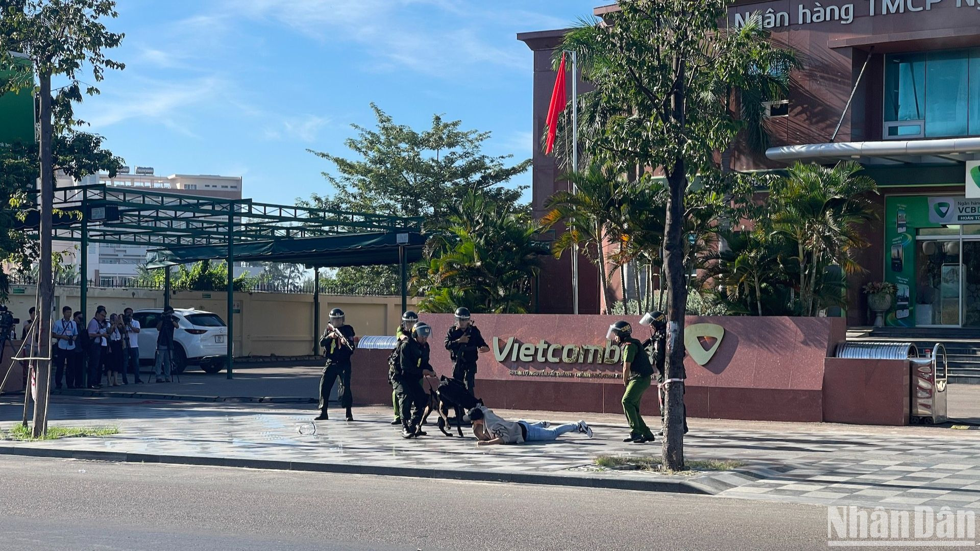 Công an cùng chó nghiệp vụ bắt được một đối tượng đang có ý định bỏ chạy.