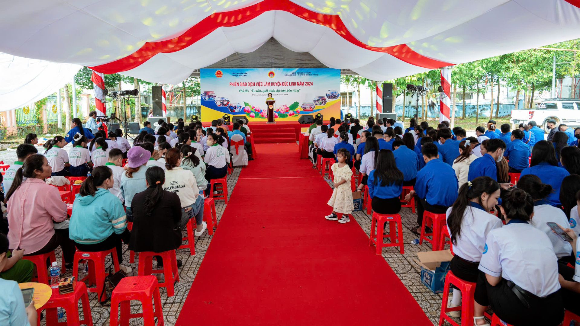 Nhiều người lắng nghe thông tin việc làm.