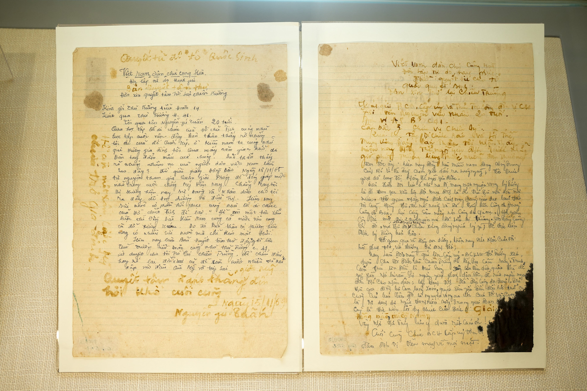 Quyết tâm thư viết bằng máu của chiến sĩ giải phóng quân Nguyễn Phú Tuấn và Nguyễn Văn Nhẫn xin được tái ngũ để tiếp tục vào nam chiến đấu. Quyết tâm thư viết bằng máu của chiến sĩ giải phóng quân Nguyễn Phú Tuấn và Nguyễn Văn Nhẫn xin được tái ngũ để tiếp tục vào nam chiến đấu.