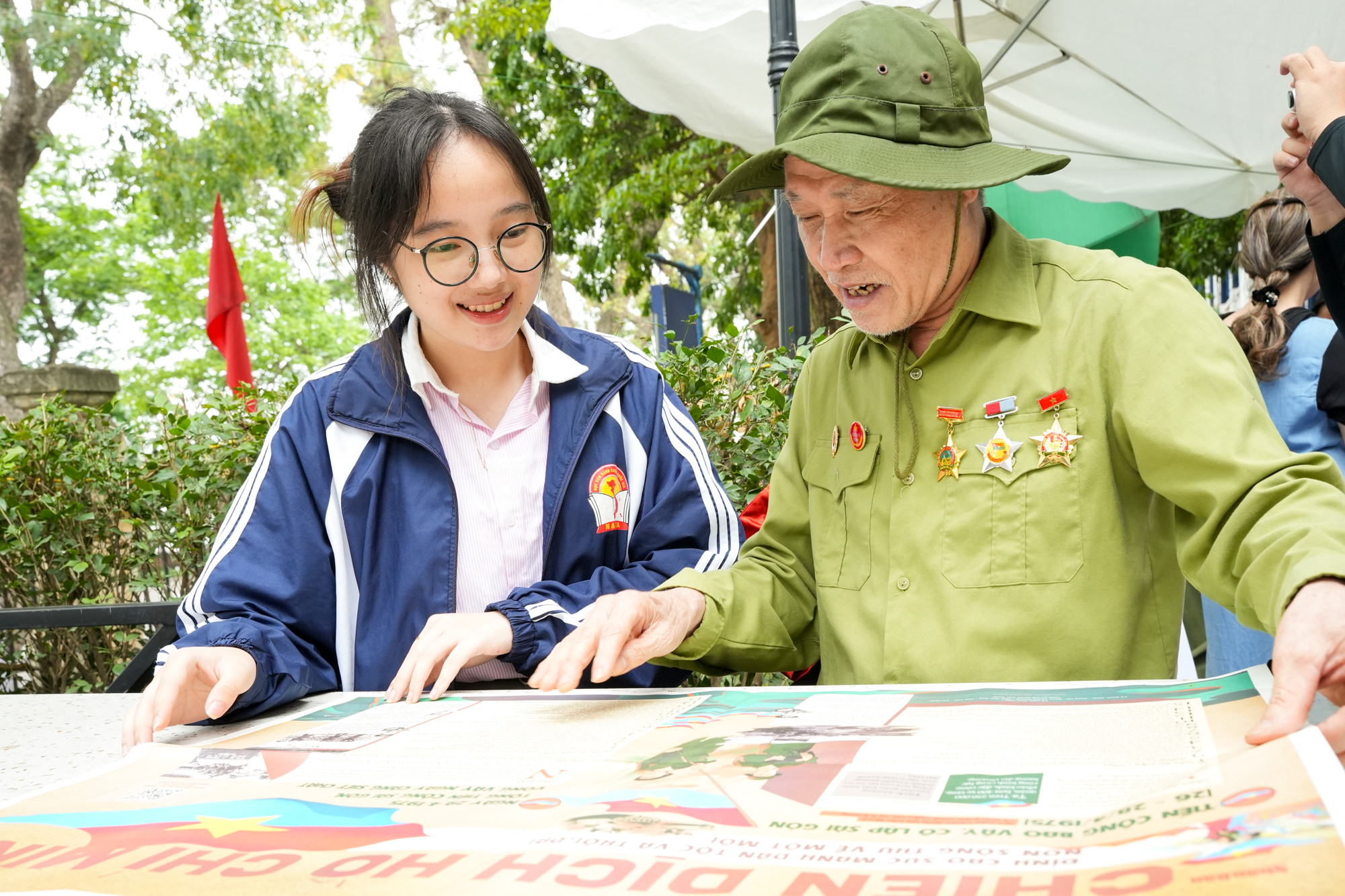 Ông Trần Đại Giáp - người trực tiếp tham gia Chiến dịch Hồ Chí Minh để giải phóng miền nam chia sẻ những dấu mốc quan trọng trong những ngày cuối cùng của chiến dịch. Ông Trần Đại Giáp - người trực tiếp tham gia Chiến dịch Hồ Chí Minh để giải phóng miền nam chia sẻ những dấu mốc quan trọng trong những ngày cuối cùng của chiến dịch.