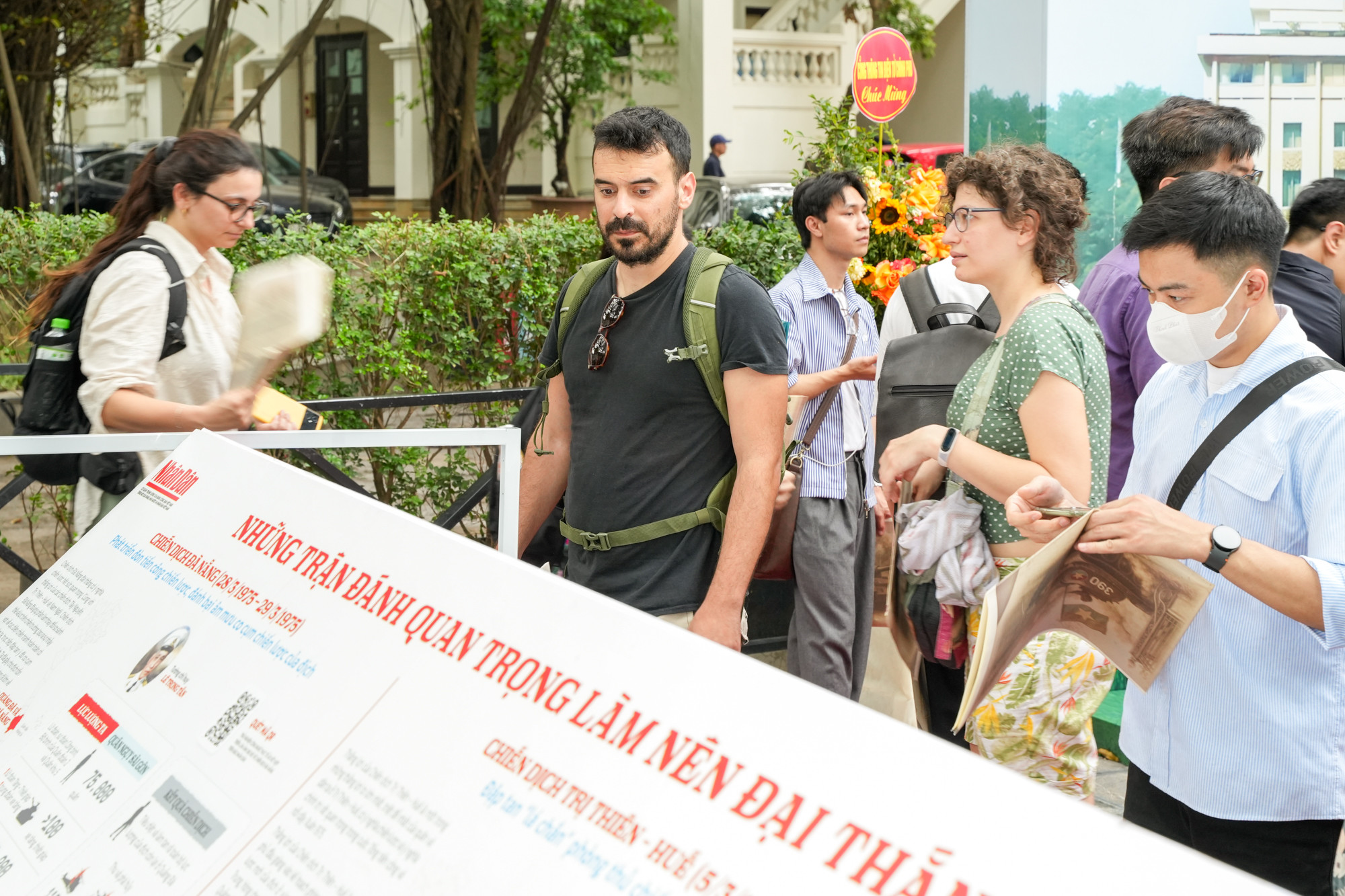 Tại khu vực "Những trận đánh quyết định", du khách có thể quét mã QR để truy cập phiên bản trực tuyến và sa bàn tương tác tương ứng từng trận chiến. Tại khu vực "Những trận đánh quyết định", du khách có thể quét mã QR để truy cập phiên bản trực tuyến và sa bàn tương tác tương ứng từng trận chiến.