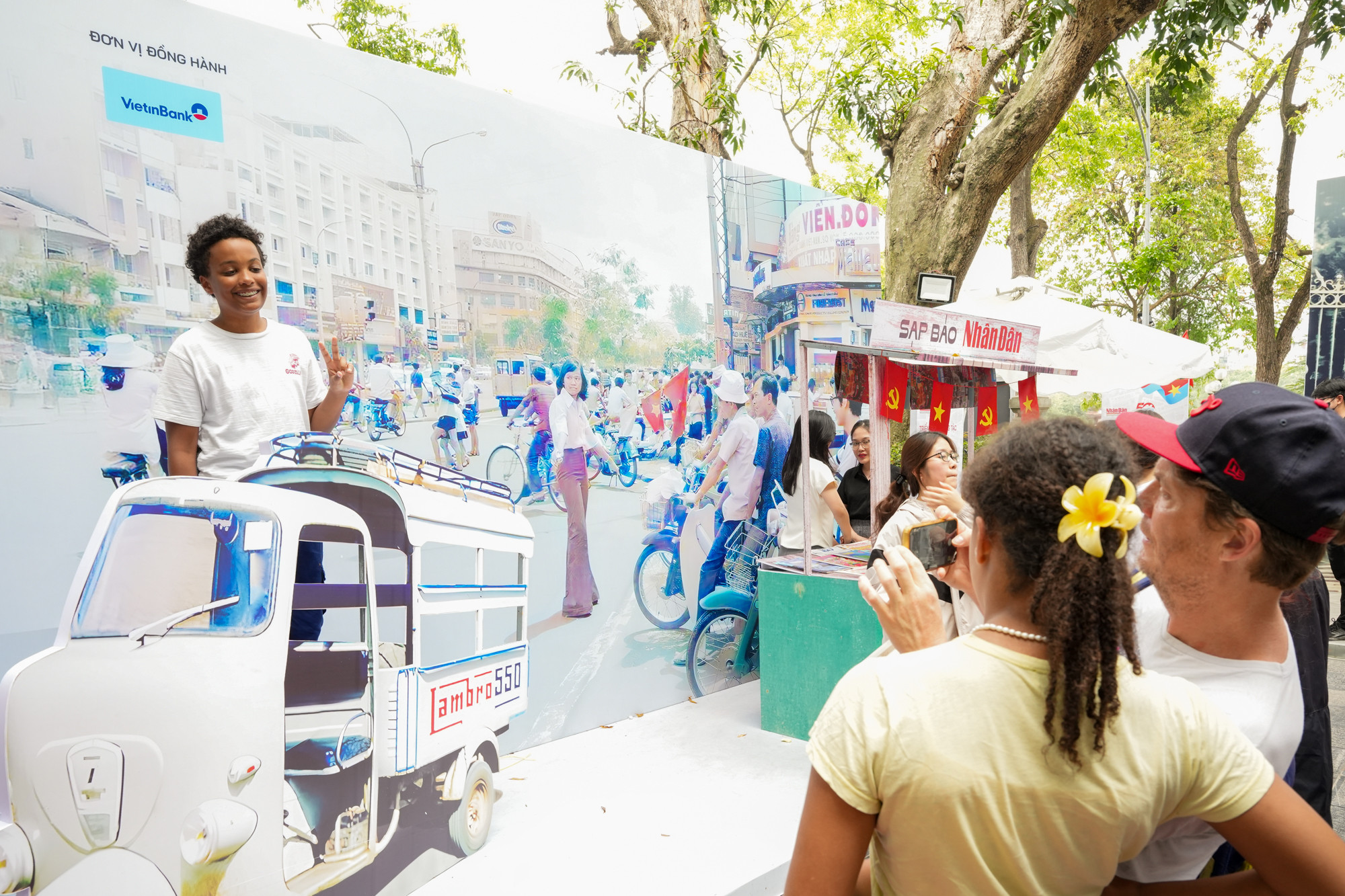 Du khách thích thú check-in trong không gian của cuộc triển lãm. Du khách thích thú check-in trong không gian của cuộc triển lãm.