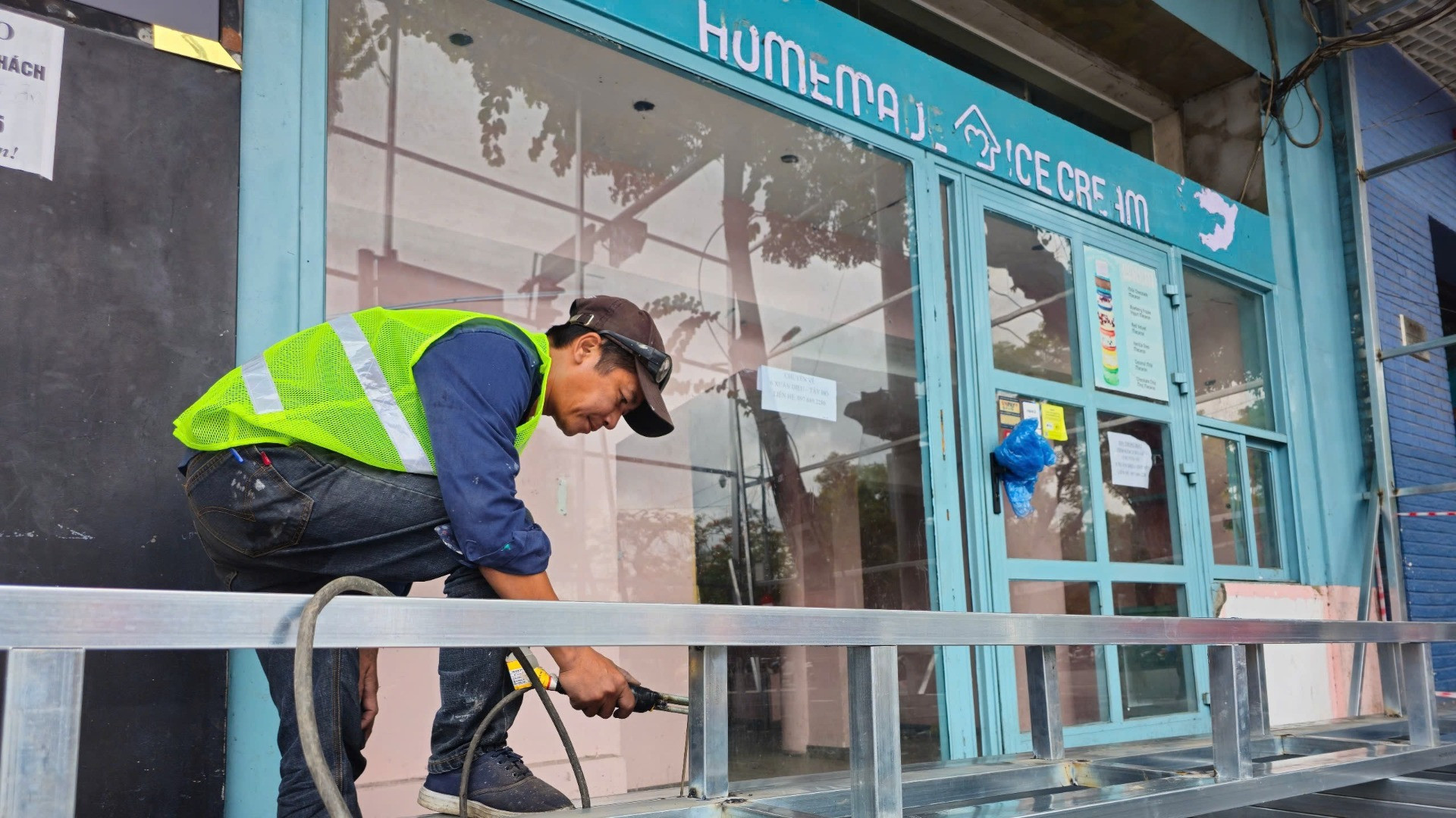 Công nhân gấp rút dựng rào chắn để kịp tiến độ.