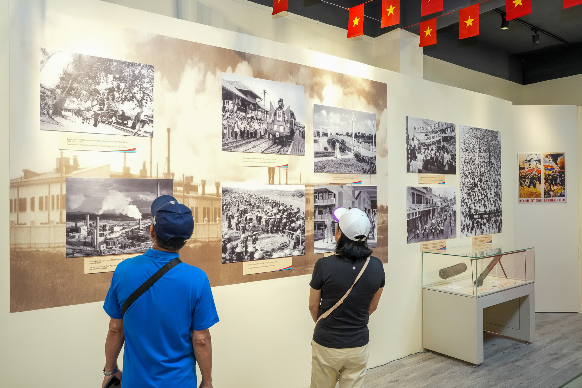 Những bức ảnh lịch sử giúp tái hiện lại khoảnh khắc thống nhất đất nước. Những bức ảnh lịch sử giúp tái hiện lại khoảnh khắc thống nhất đất nước.