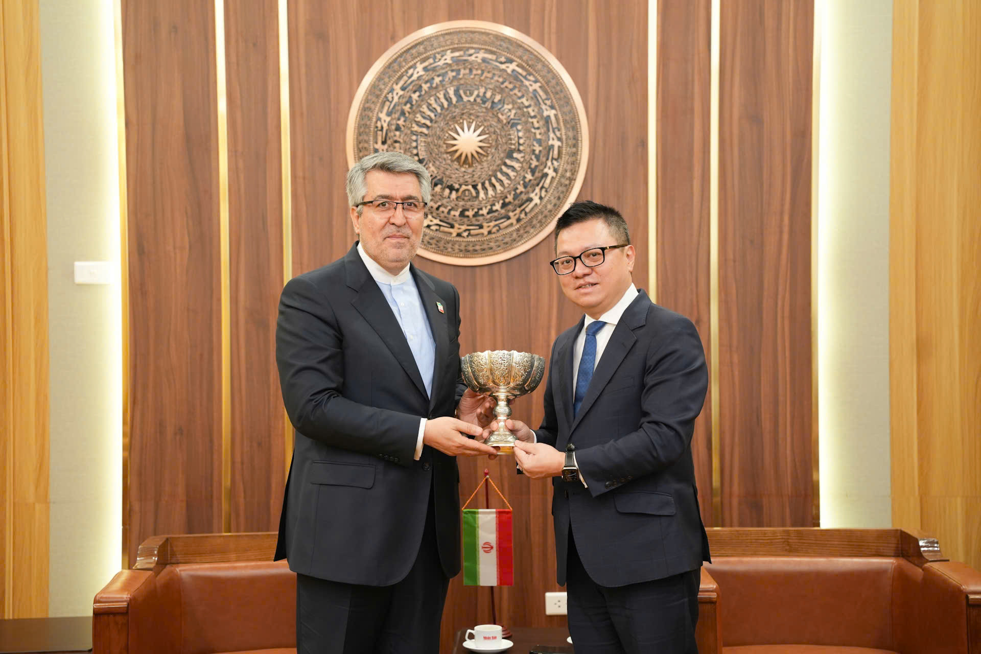 Đại sứ đặc mệnh toàn quyền Cộng hòa Hồi giáo Iran tại Việt Nam Ali Akbar Nazari trao quà lưu niệm, tặng Tổng Biên tập Lê Quốc Minh.