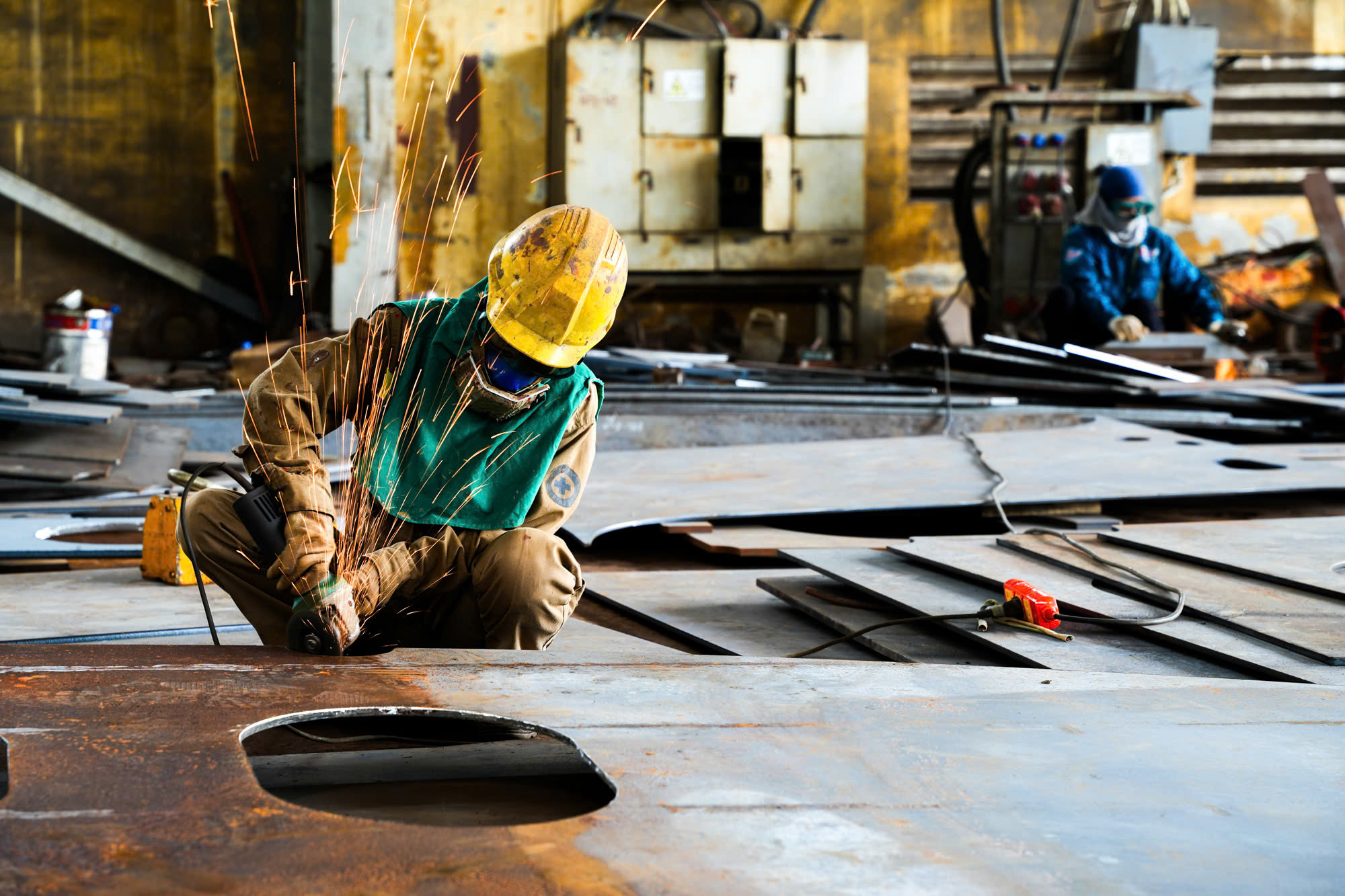 Công nhân được trang bị bảo hộ nhằm tránh khói bụi và nắng nóng.