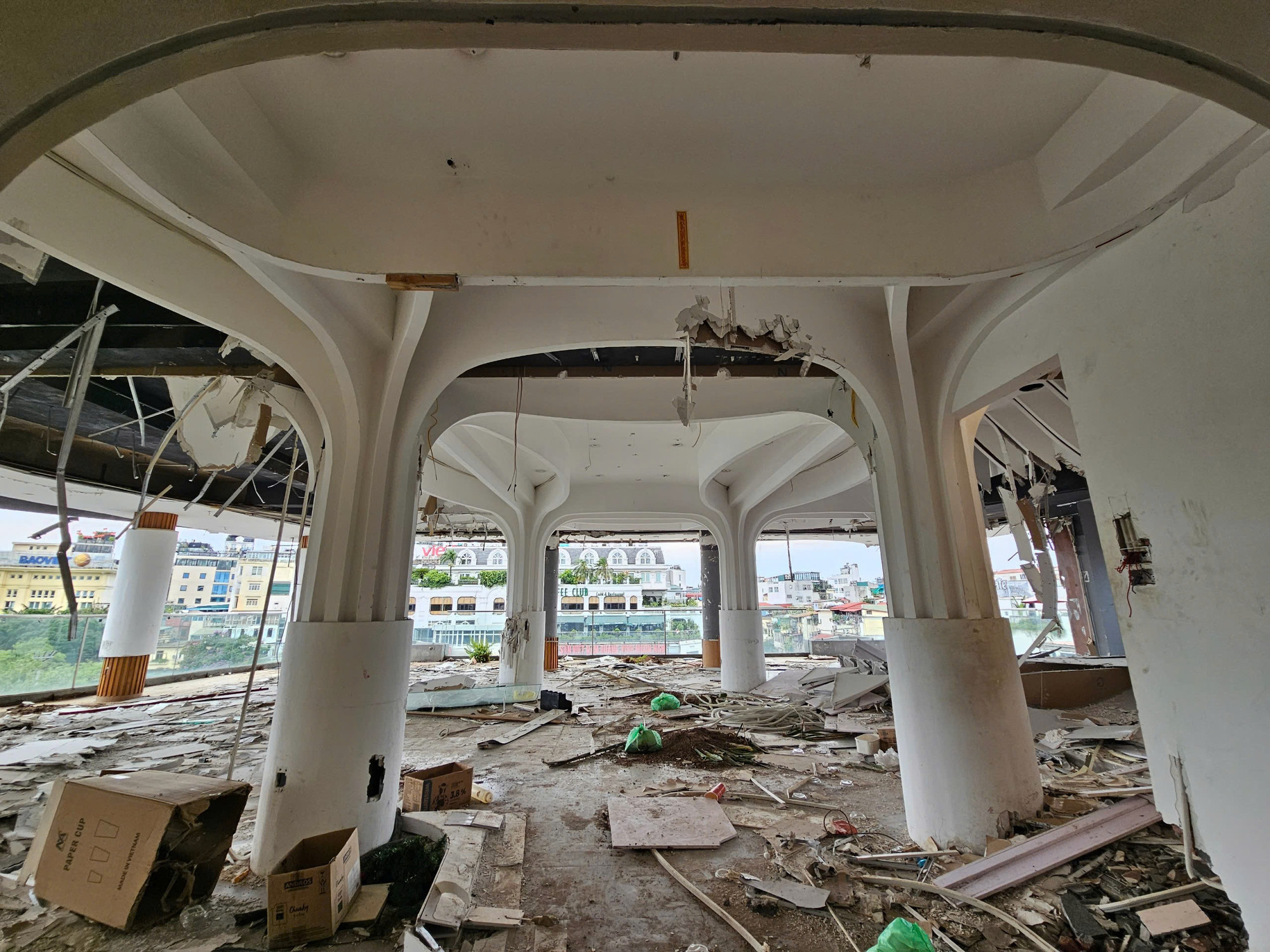 Các hạng mục bên trong đang được tháo dỡ.