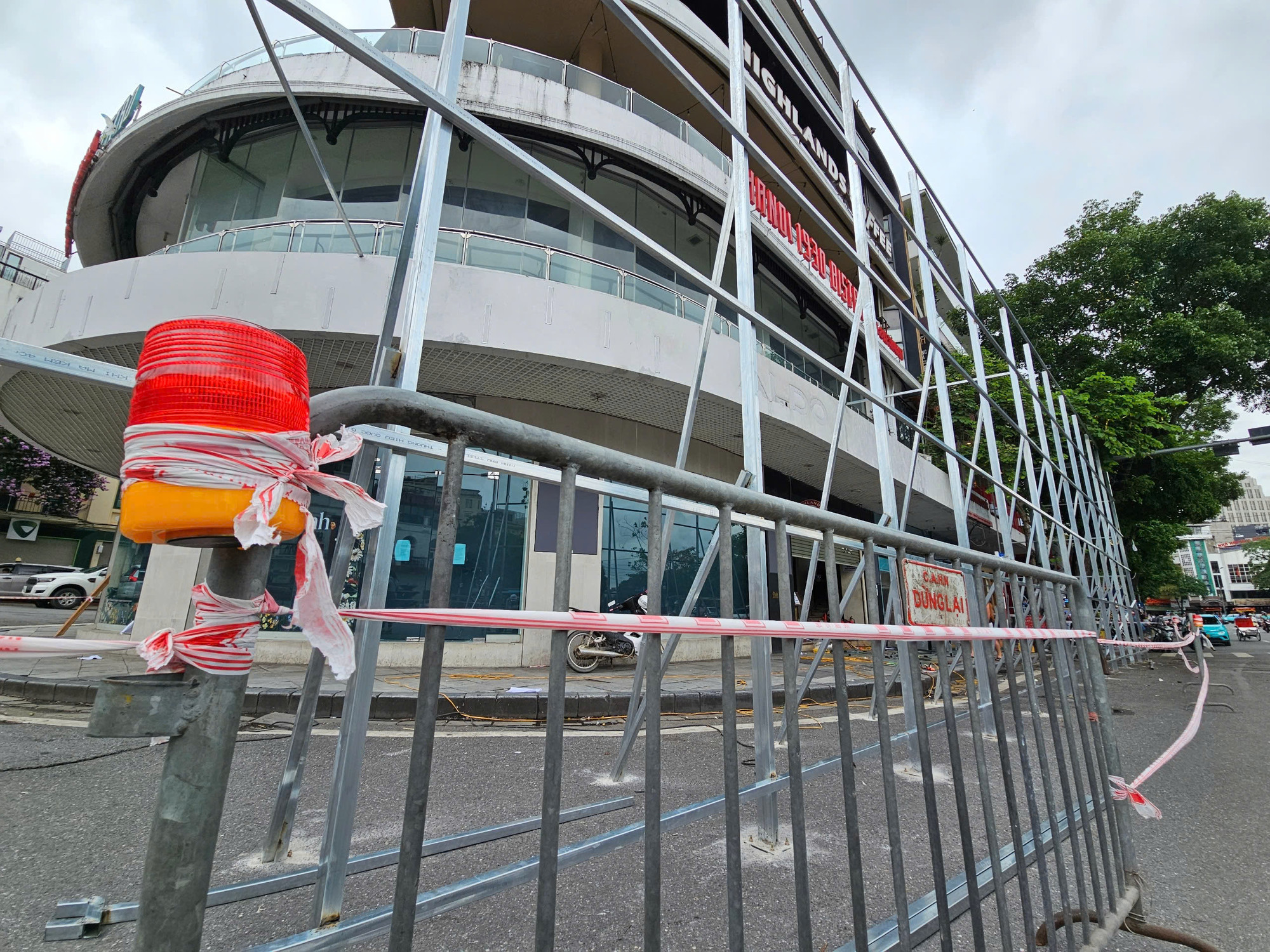 Sau khi phá dỡ tòa nhà Hàm cá mập, kết hợp với cải tạo các tuyến phố chung quanh sẽ tạo ra không gian khoảng 1,2ha để phục vụ các hoạt động của cộng đồng, phía dưới khu vực này sẽ làm 3 tầng hầm.