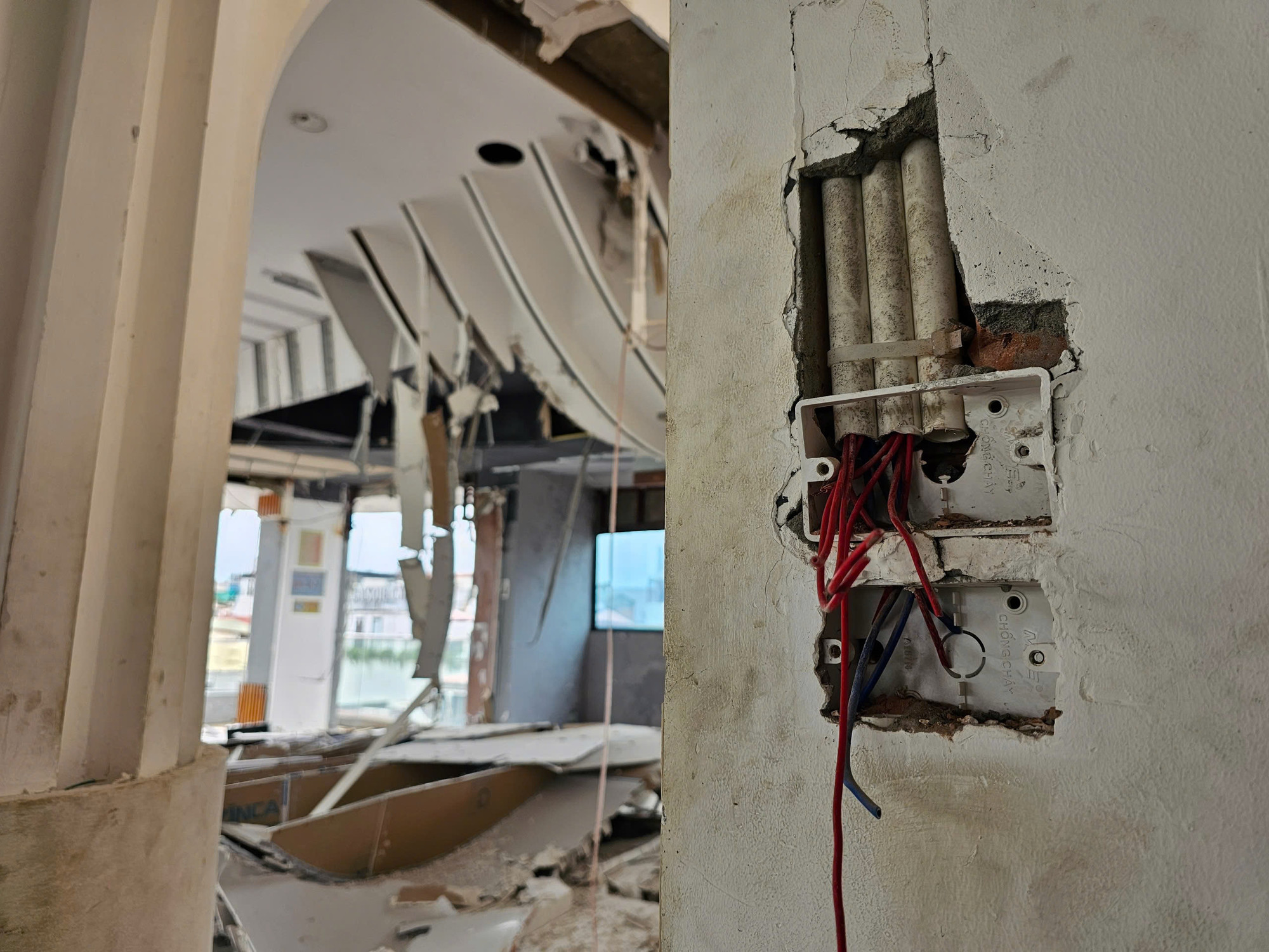 Hệ thống điện đã được ngắt an toàn để thực hiện thi công.