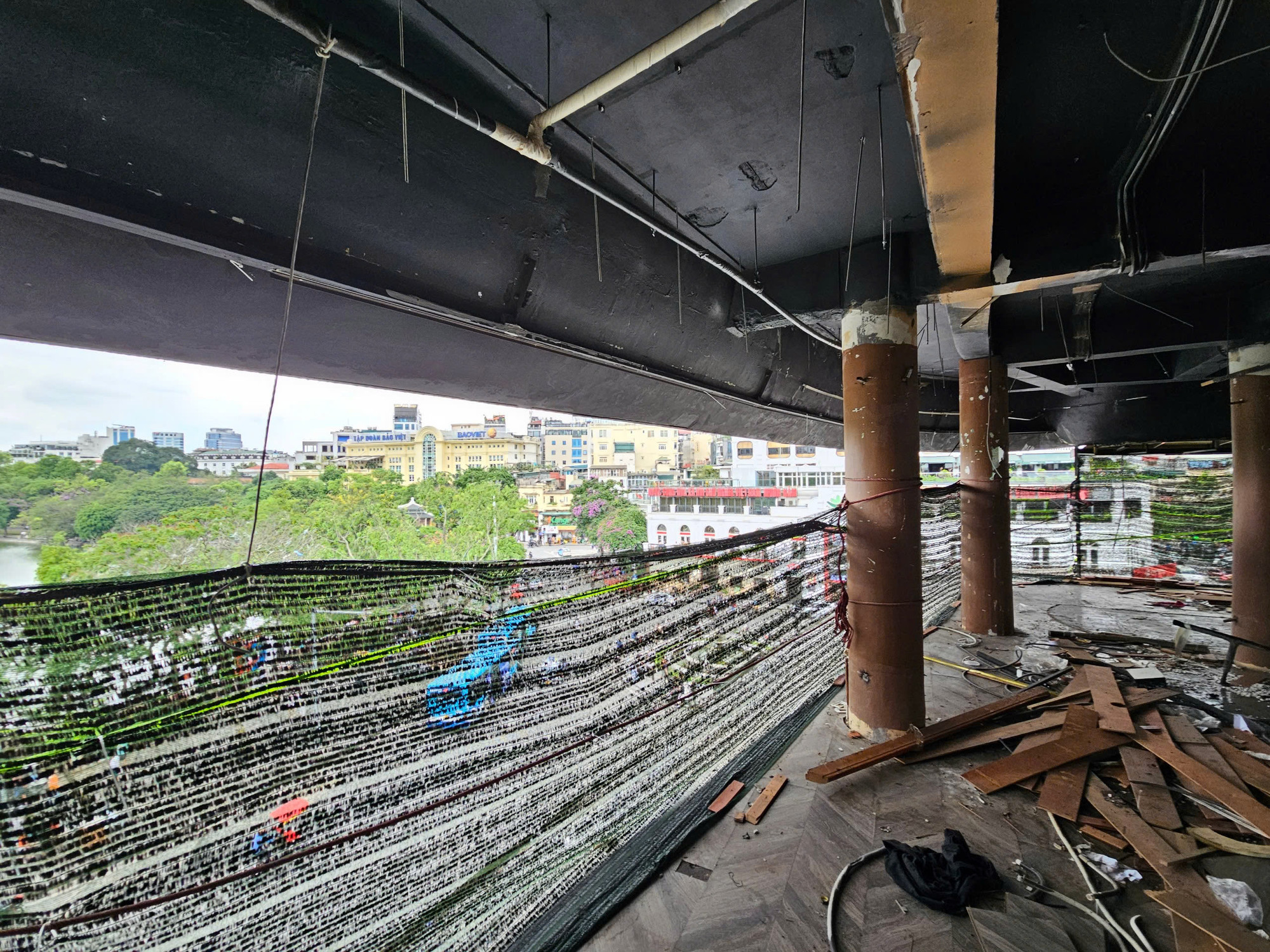 Phần lưới đã được quây khắp tòa nhà phục vụ cho việc tháo dỡ.