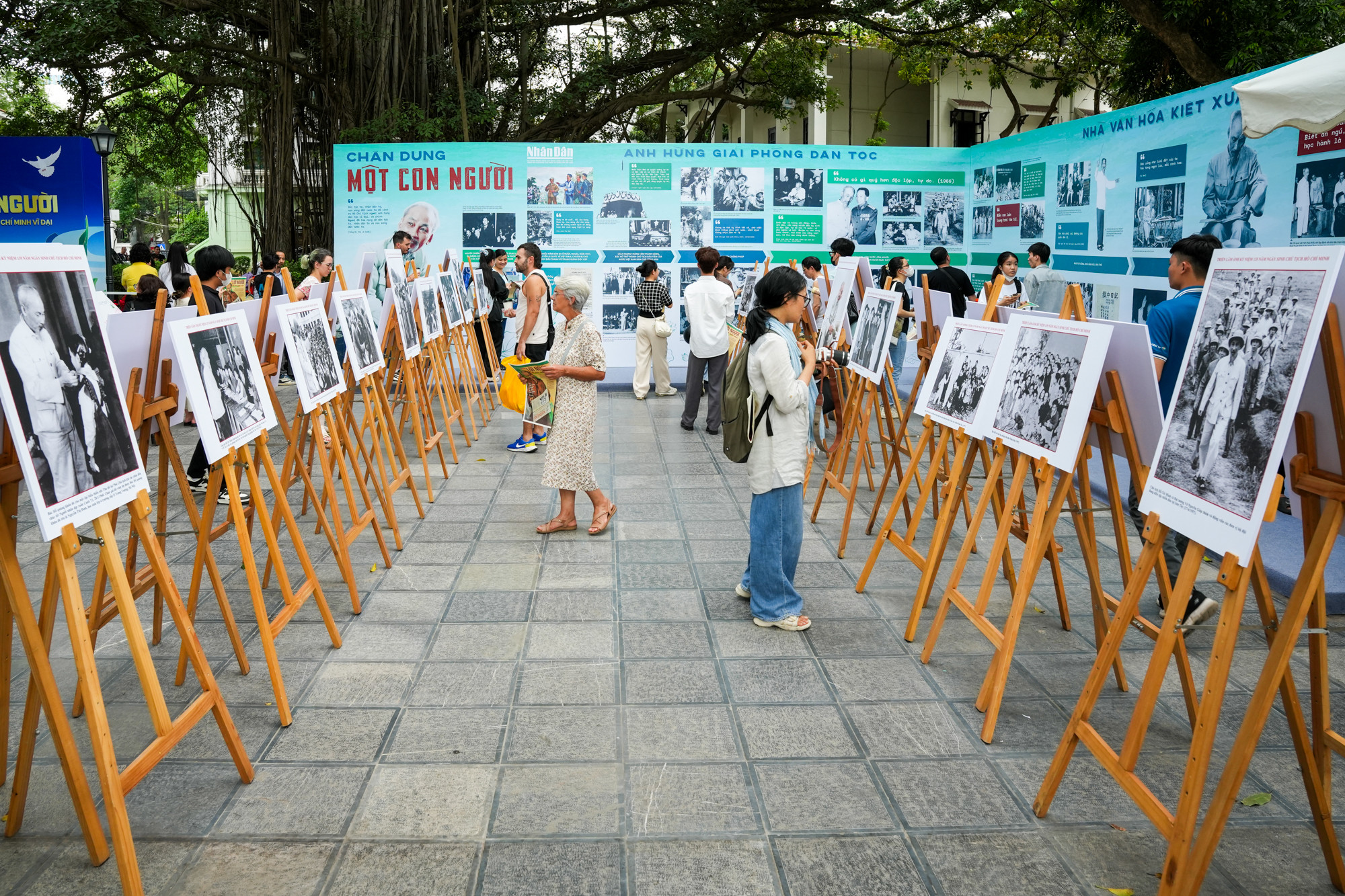 Cuộc triển lãm là không gian trưng bày những hình ảnh về Chủ tịch Hồ Chí Minh, gồm những hình ảnh quen thuộc và các tác phẩm nghệ thuật còn ít được công chúng biết đến. Cuộc triển lãm là không gian trưng bày những hình ảnh về Chủ tịch Hồ Chí Minh, gồm những hình ảnh quen thuộc và các tác phẩm nghệ thuật còn ít được công chúng biết đến.
