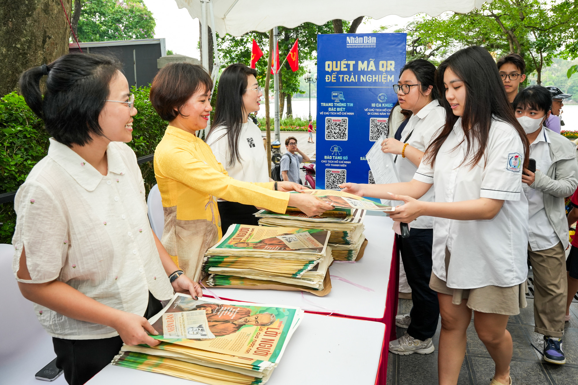 Điểm nhấn của đợt tuyên truyền đặc biệt này còn là ấn phẩm Nhân Dân Cuối tuần số 1890 - một con số đầy biểu tượng, trùng với năm sinh của Chủ tịch Hồ Chí Minh. Đây không chỉ là sự trùng hợp, mà còn là lời tri ân sâu sắc, là cách thể hiện sinh động tinh thần ''ôn cố tri tân'' của những người làm báo cách mạng. Điểm nhấn của đợt tuyên truyền đặc biệt này còn là ấn phẩm Nhân Dân Cuối tuần số 1890 - một con số đầy biểu tượng, trùng với năm sinh của Chủ tịch Hồ Chí Minh. Đây không chỉ là sự trùng hợp, mà còn là lời tri ân sâu sắc, là cách thể hiện sinh động tinh thần ''ôn cố tri tân'' của những người làm báo cách mạng.