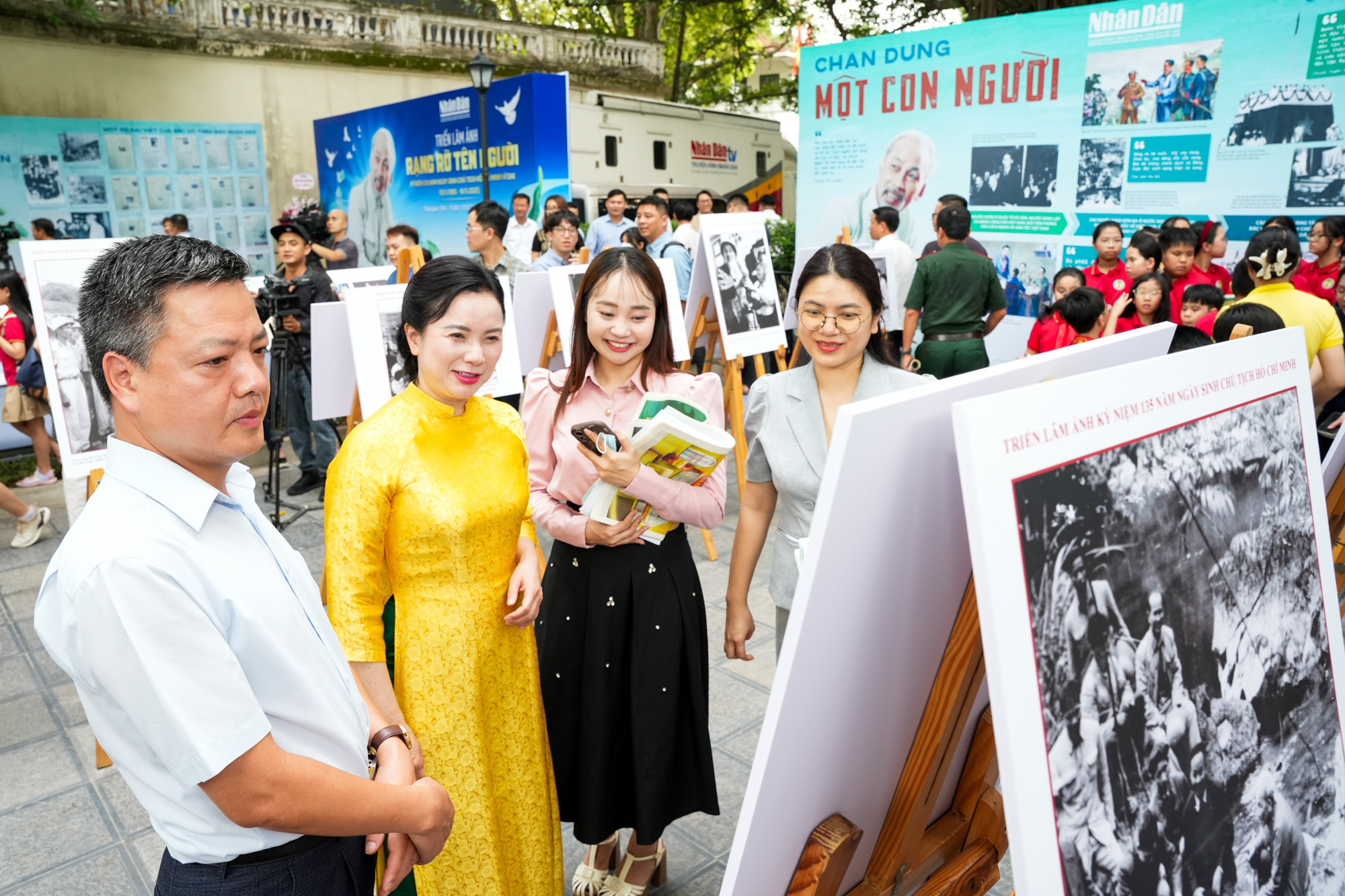 Tại triển lãm, người xem có dịp và khám phá các tư liệu giá trị về tư tưởng, nhân cách, đức hy sinh của Bác. Tại triển lãm, người xem có dịp và khám phá các tư liệu giá trị về tư tưởng, nhân cách, đức hy sinh của Bác.