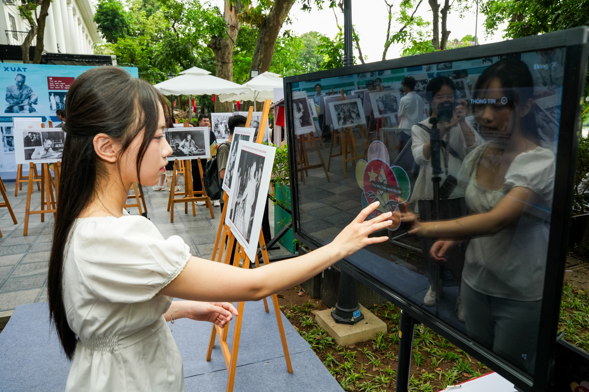 Đáng chú ý, triển lãm khai thác tối đa công nghệ hiện đại để tạo nên trải nghiệm số hóa hấp dẫn với khách tham quan. Đáng chú ý, triển lãm khai thác tối đa công nghệ hiện đại để tạo nên trải nghiệm số hóa hấp dẫn với khách tham quan.