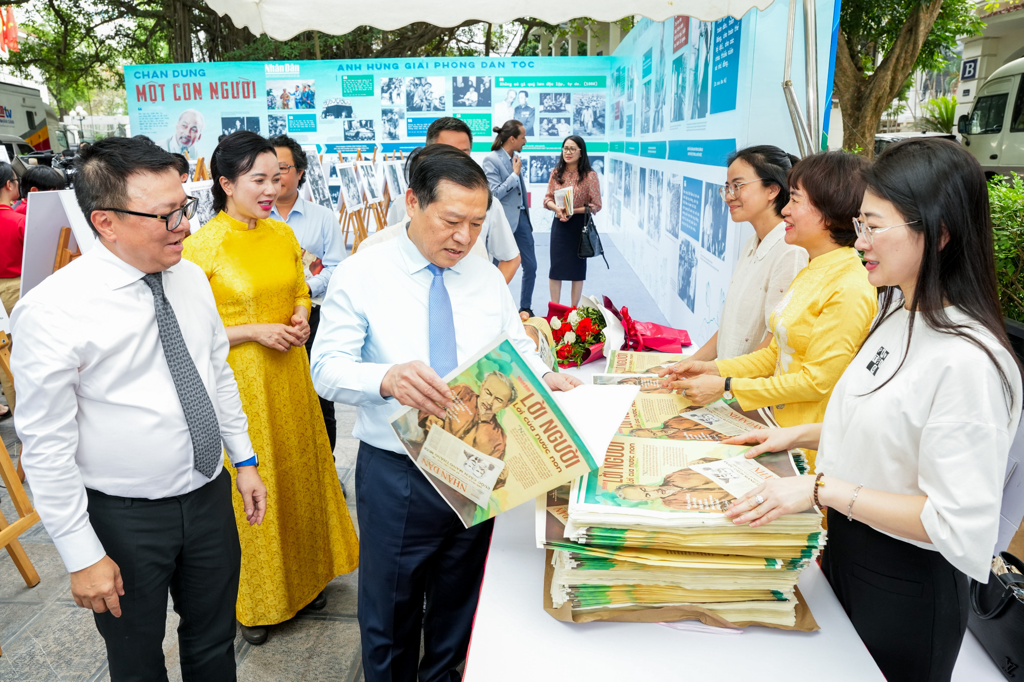 Đồng chí Lê Quốc Minh, Ủy viên Trung ương Đảng, Tổng Biên tập Báo Nhân Dân, Phó Trưởng Ban Tuyên giáo và Dân vận Trung ương, Chủ tịch Hội Nhà báo Việt Nam giới thiệu ấn phẩm đặc biệt kỷ niệm 135 năm Ngày sinh Chủ tịch Hồ Chí Minh với các đại biểu. Đồng chí Lê Quốc Minh, Ủy viên Trung ương Đảng, Tổng Biên tập Báo Nhân Dân, Phó Trưởng Ban Tuyên giáo và Dân vận Trung ương, Chủ tịch Hội Nhà báo Việt Nam giới thiệu ấn phẩm đặc biệt kỷ niệm 135 năm Ngày sinh Chủ tịch Hồ Chí Minh với các đại biểu.