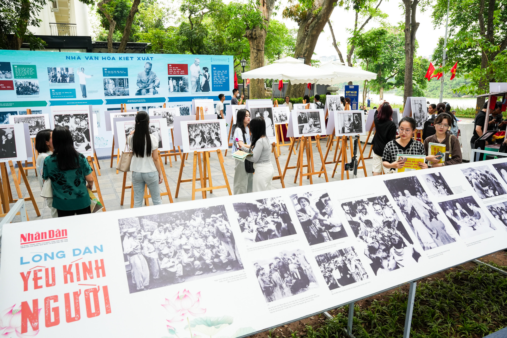 Triển lãm được chia làm 3 phần, bao gồm: Hồ Chí Minh - Chân dung một con người, Lòng dân yêu kính Người và Bác Hồ với Báo Nhân Dân. Triển lãm được chia làm 3 phần, bao gồm: Hồ Chí Minh - Chân dung một con người, Lòng dân yêu kính Người và Bác Hồ với Báo Nhân Dân.