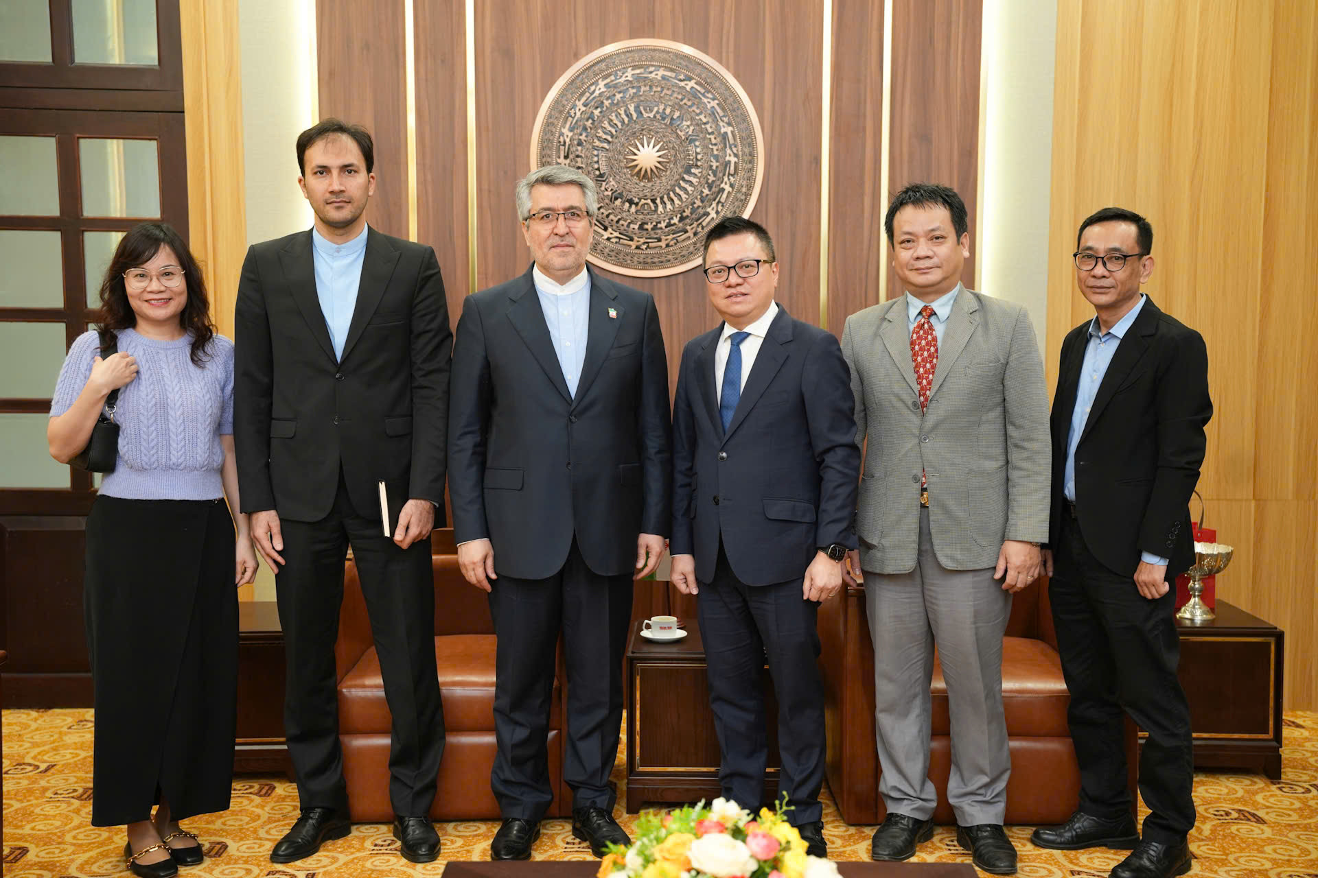 Tổng Biên tập Lê Quốc Minh và Đại sứ Iran Ali Akbar Nazari cùng các đại biểu chụp ảnh lưu niệm.