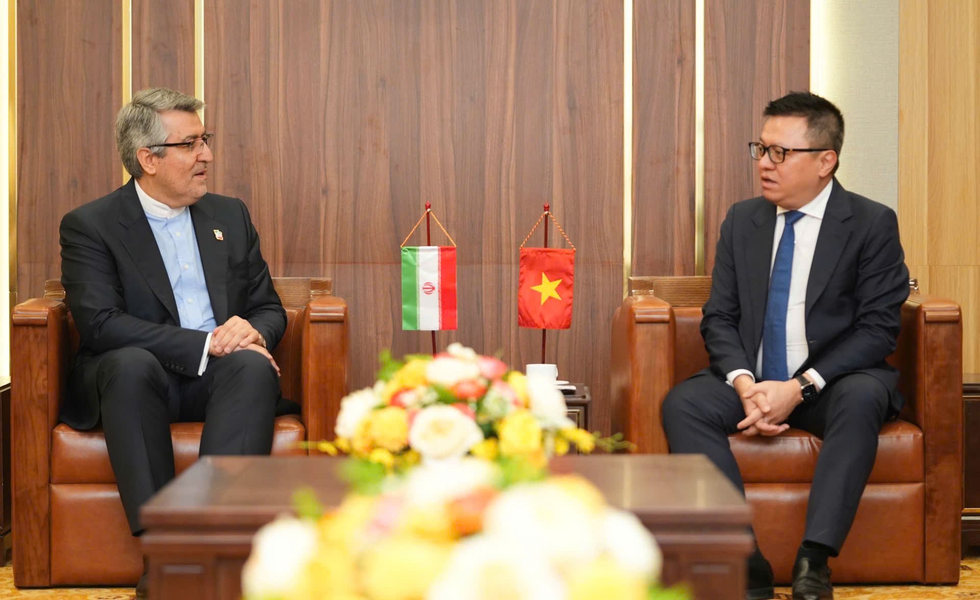 Đồng chí Lê Quốc Minh, Ủy viên Trung ương Đảng, Tổng Biên tập Báo Nhân Dân, Phó Trưởng Ban Tuyên giáo và Dân vận Trung ương, Chủ tịch Hội Nhà báo Việt Nam giới thiệu với Ngài Đại sứ những nét khái quát về Báo Nhân Dân.