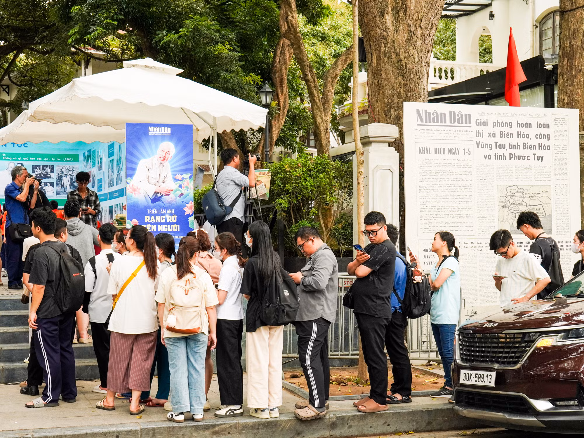 Hàng dài người xếp hàng vào thăm quan triển lãm.