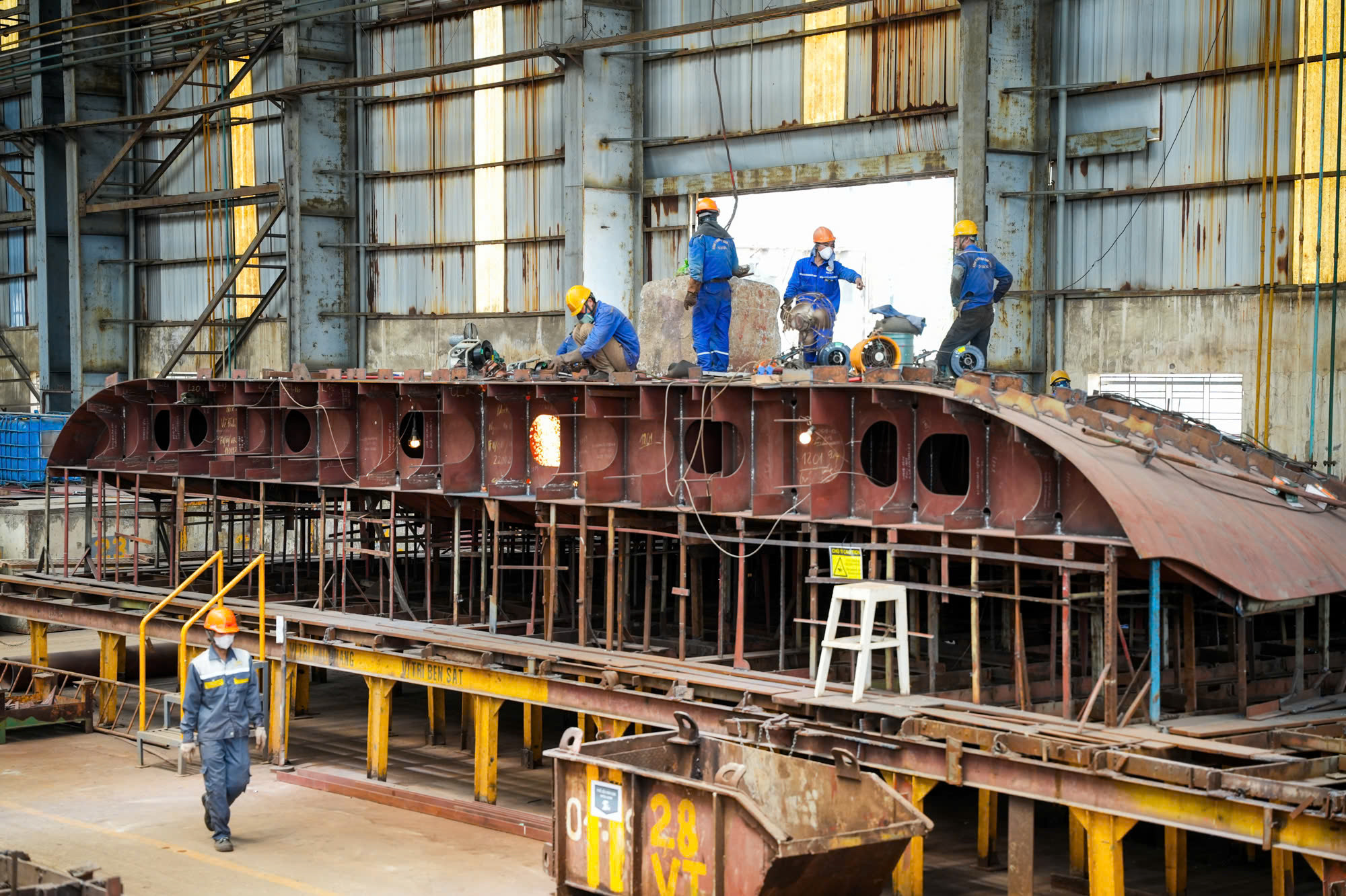 Đối với đóng tàu lớn, mỗi bộ phận, mỗi phân xưởng làm một phần độc lập, làm đến đâu hoàn thiện đến đó.