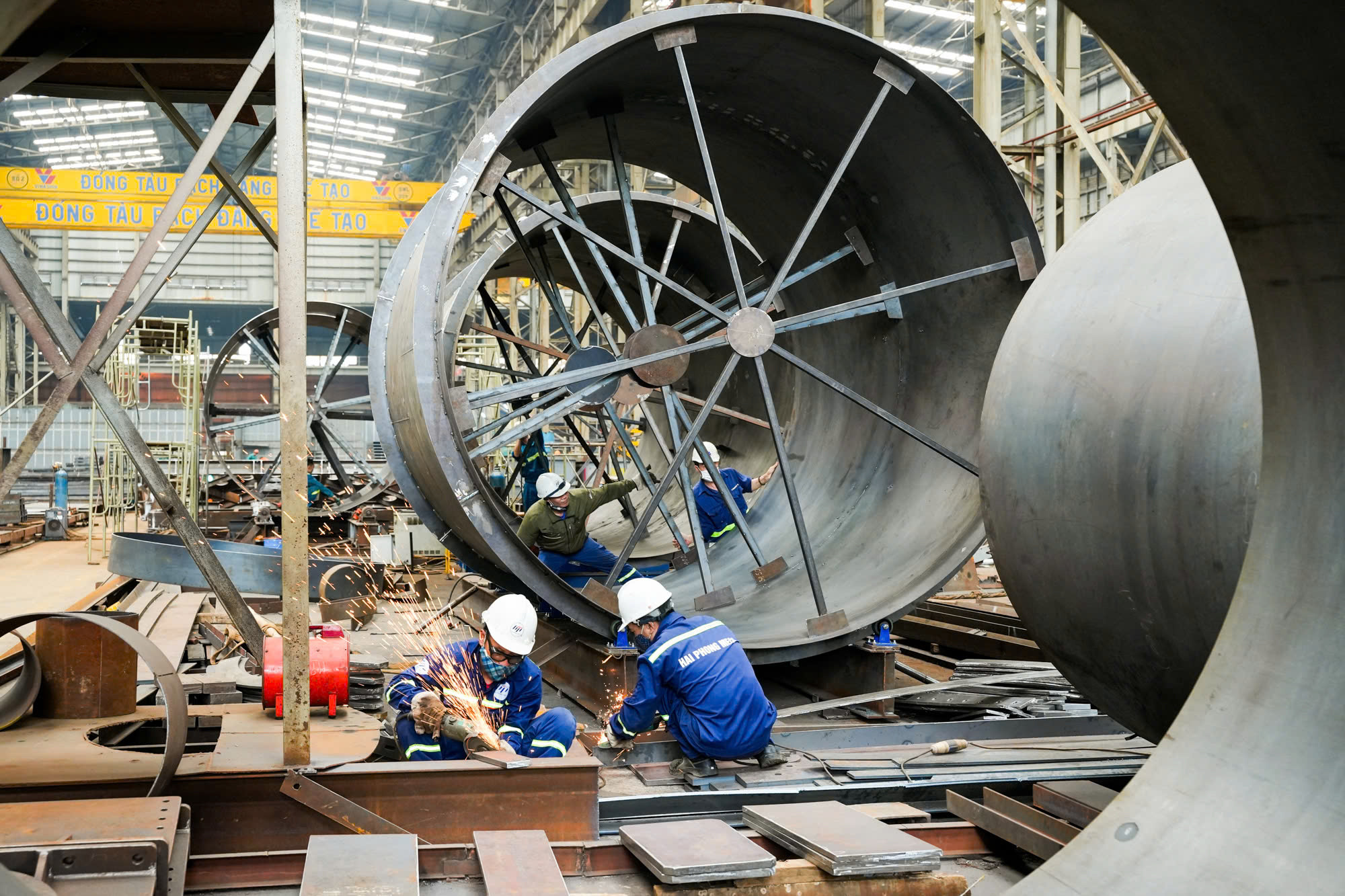 Không khí lao động hăng say tại nhà máy đóng tàu Bạch Đằng (Hải Phòng).