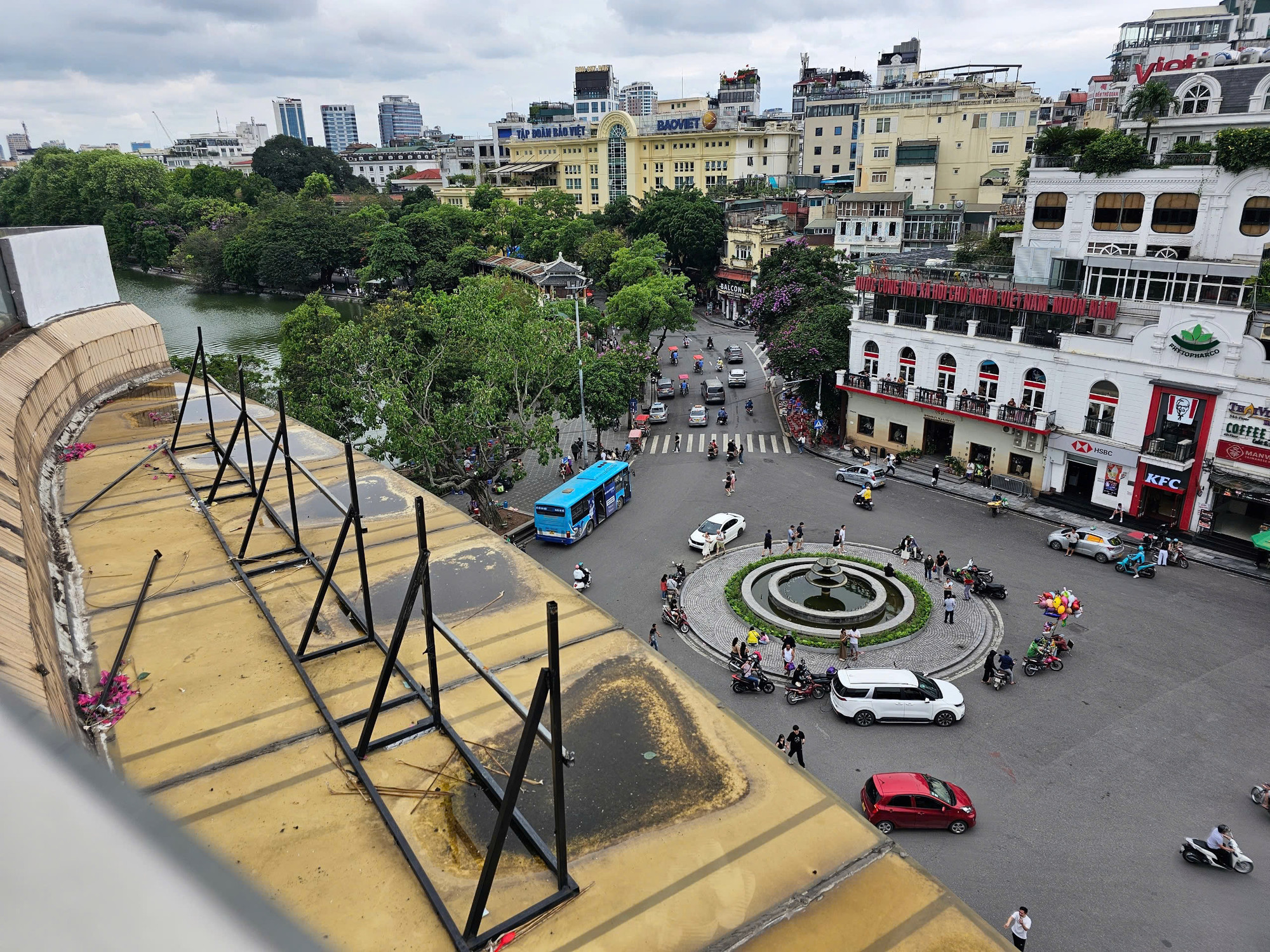 Các tấm biển quảng cáo bên ngoài cũng đã được di dời.