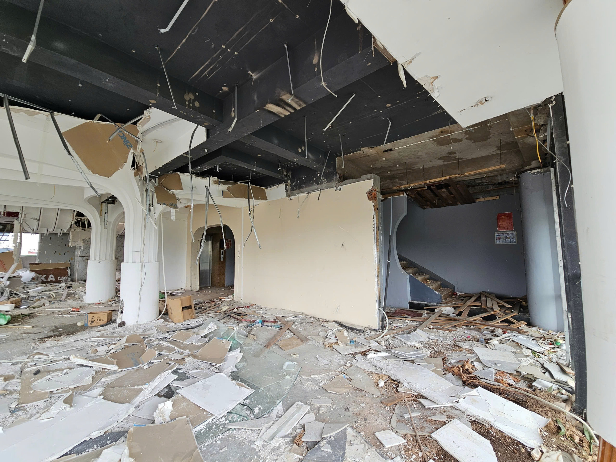 Các doanh nghiệp thuê diện tích kinh doanh tại đây đã chủ động tháo dỡ và di dời tài sản.