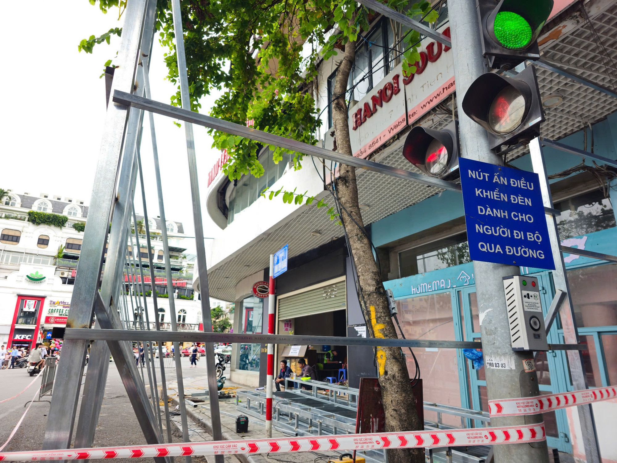 Các đơn vị mất 2 ngày để hoàn thành hàng rào quây kín tòa nhà.