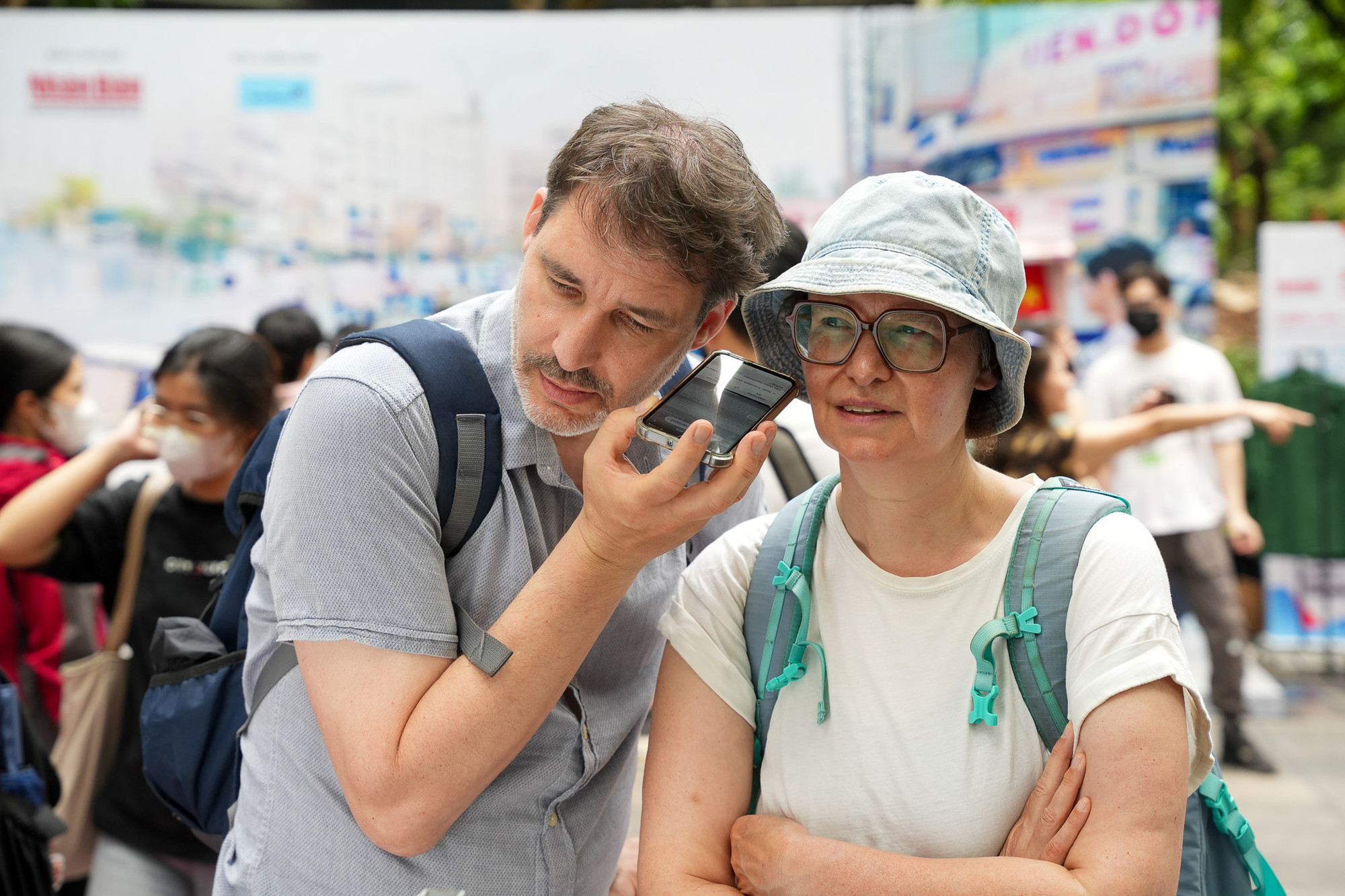 Hai vị du khách nước ngoài đang chăm chú nghe lại những cuộc chiến đấu để giành lại độc lập của dân tộc Việt Nam. Hai vị du khách nước ngoài đang chăm chú nghe lại những cuộc chiến đấu để giành lại độc lập của dân tộc Việt Nam.