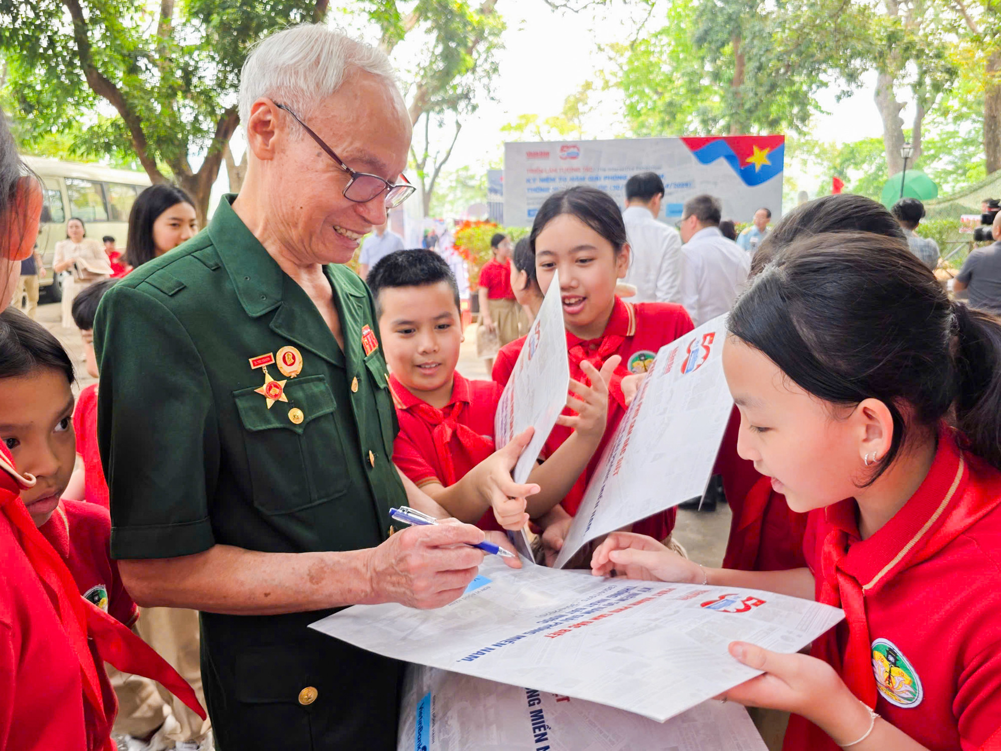 Triển lãm tương tác do Báo Nhân Dân tổ chức không chỉ là dịp để ôn lại những trang sử hào hùng, mà còn là cầu nối giữa các thế hệ. Triển lãm tương tác do Báo Nhân Dân tổ chức không chỉ là dịp để ôn lại những trang sử hào hùng, mà còn là cầu nối giữa các thế hệ.