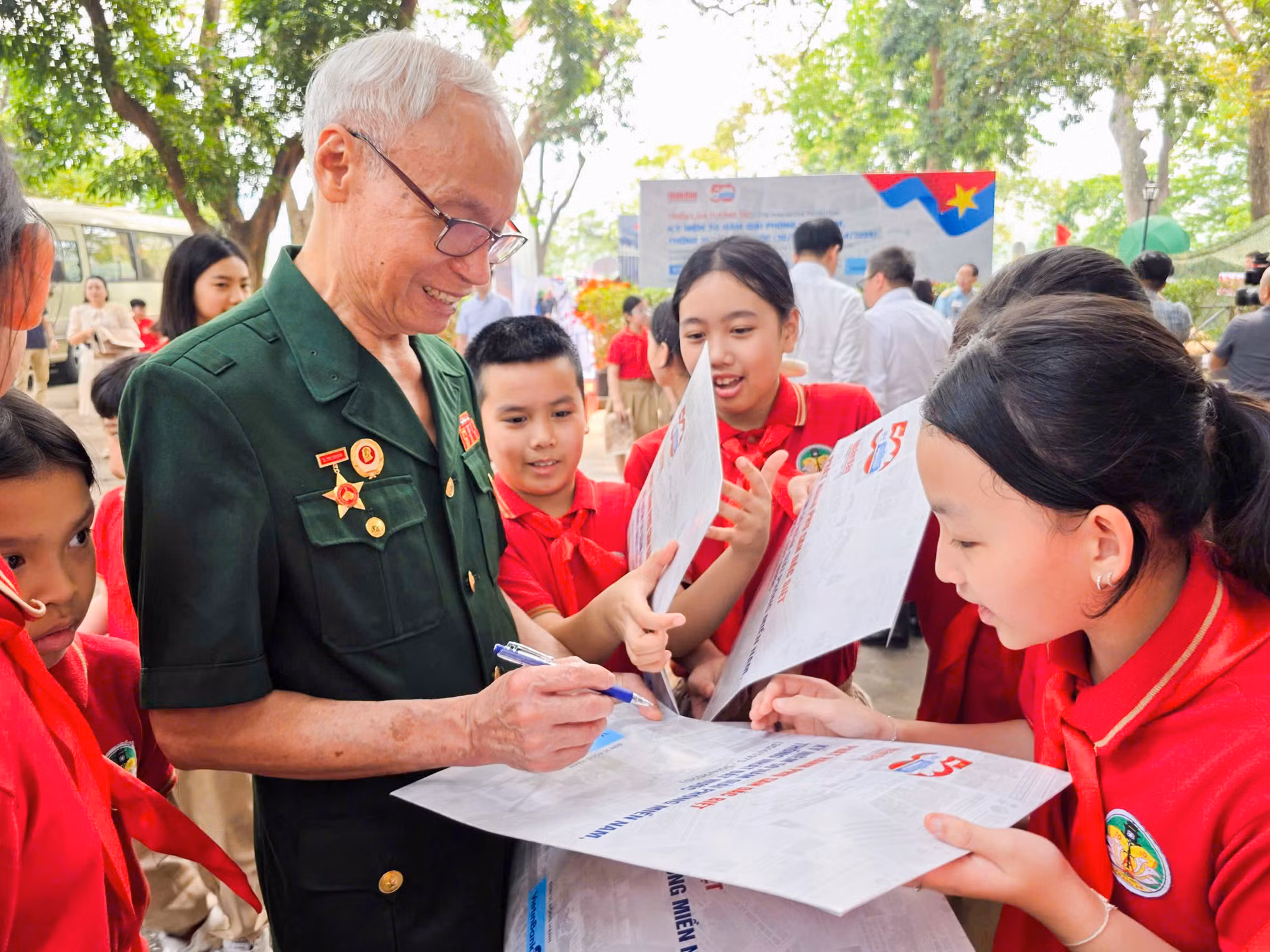 Triển lãm tương tác do Báo Nhân Dân tổ chức không chỉ là dịp để ôn lại những trang sử hào hùng, mà còn là cầu nối giữa các thế hệ.