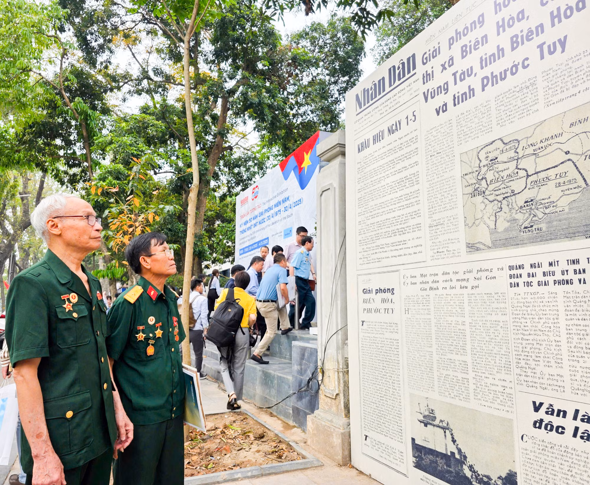 Hạ sĩ Lữ Văn Hỏa (bên trái) bồi hồi khi sống lại một thời hào hùng tại không gian triển lãm.