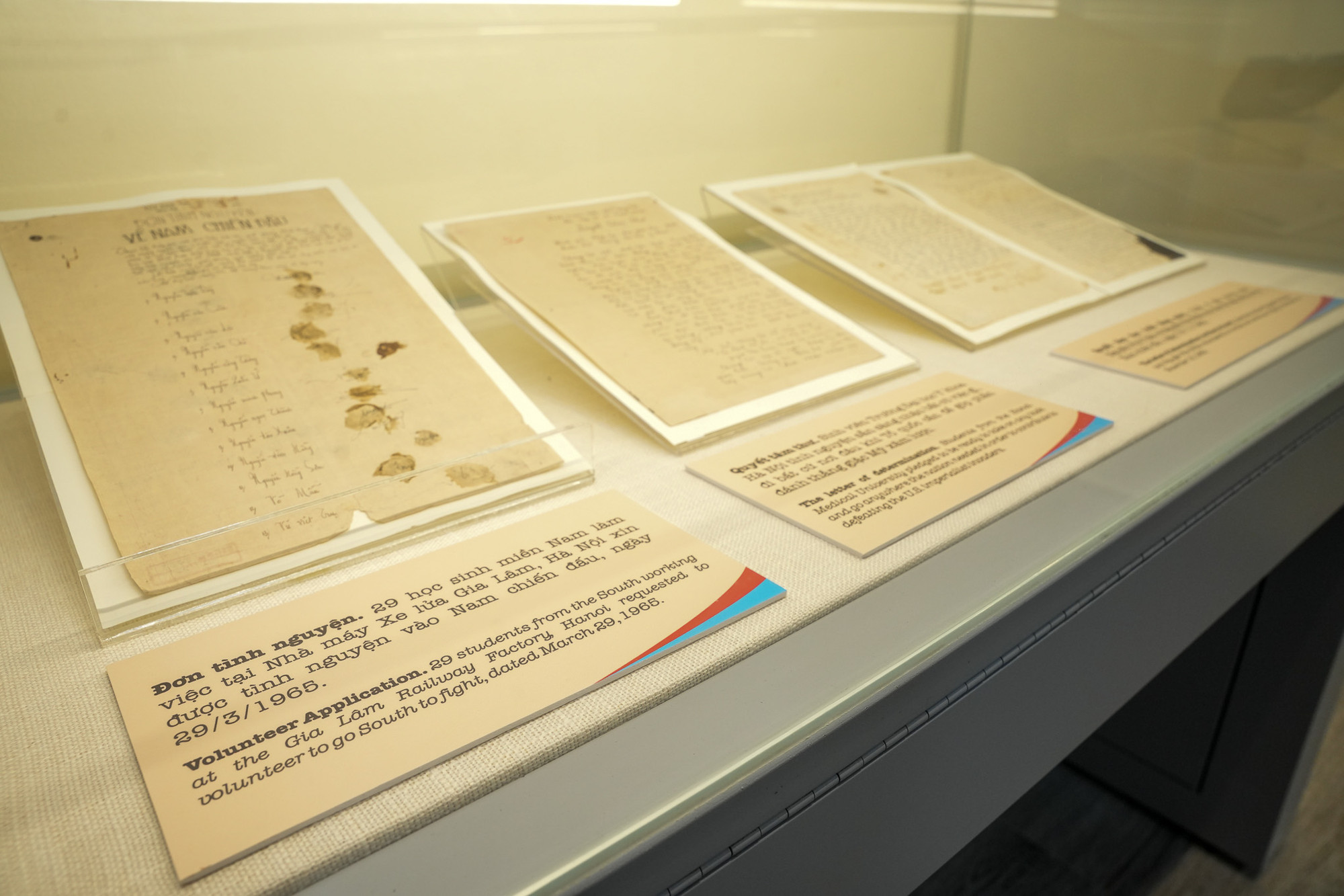 Những bức tâm thư viết và điểm chỉ bằng máu của những thanh niên một lòng mong được ra trận để bảo vệ Tổ quốc. Những bức tâm thư viết và điểm chỉ bằng máu của những thanh niên một lòng mong được ra trận để bảo vệ Tổ quốc.